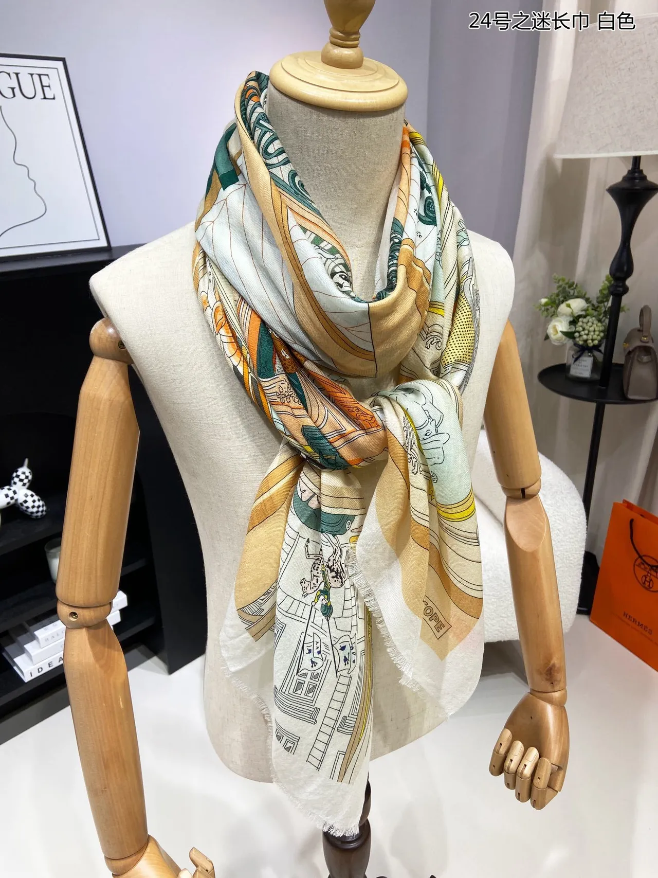 Hermès चित্রিত সাহিত্যিক মোটিফ দাঁতের রঙের সিল্ক শাল 5