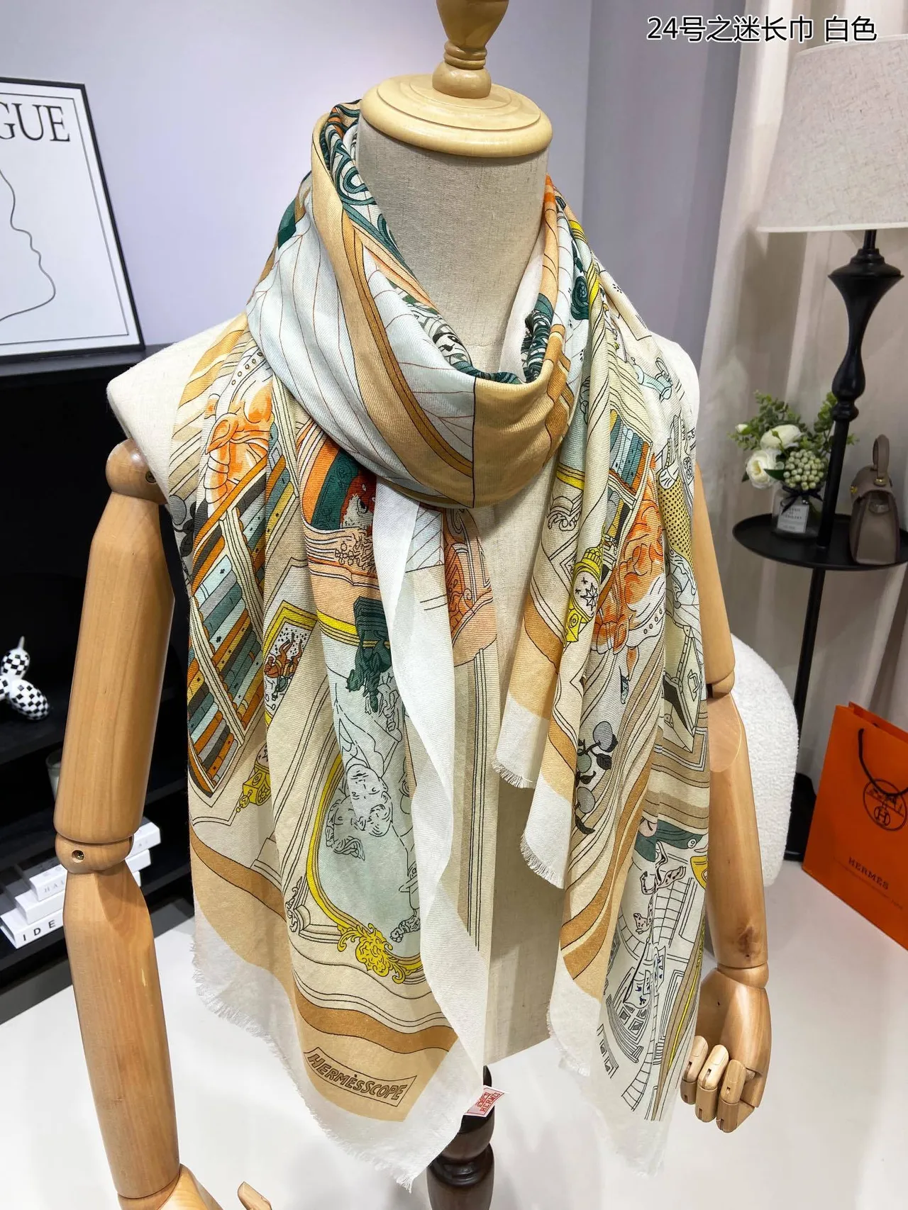 Hermès चित্রিত সাহিত্যিক মোটিফ দাঁতের রঙের সিল্ক শাল 6