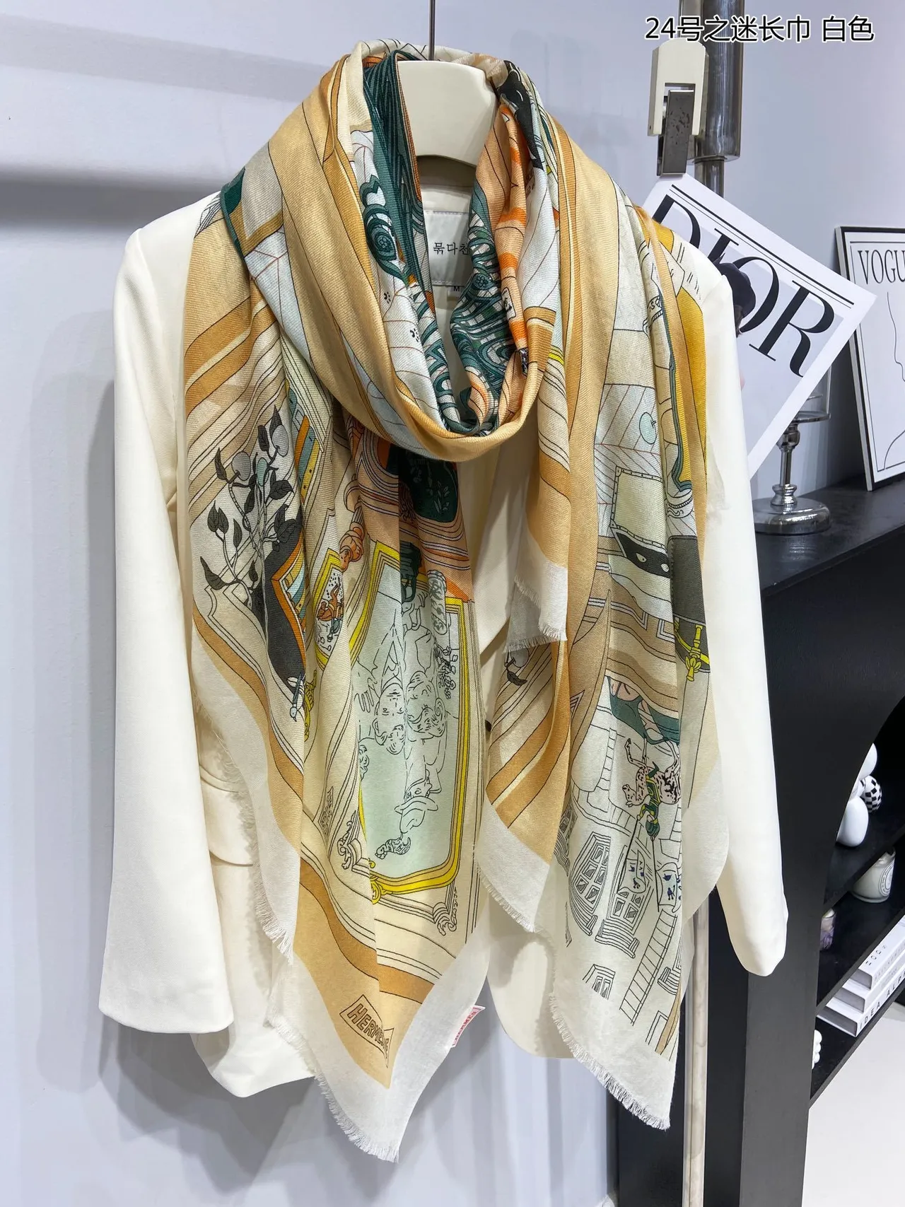Hermès चित্রিত সাহিত্যিক মোটিফ দাঁতের রঙের সিল্ক শাল 8