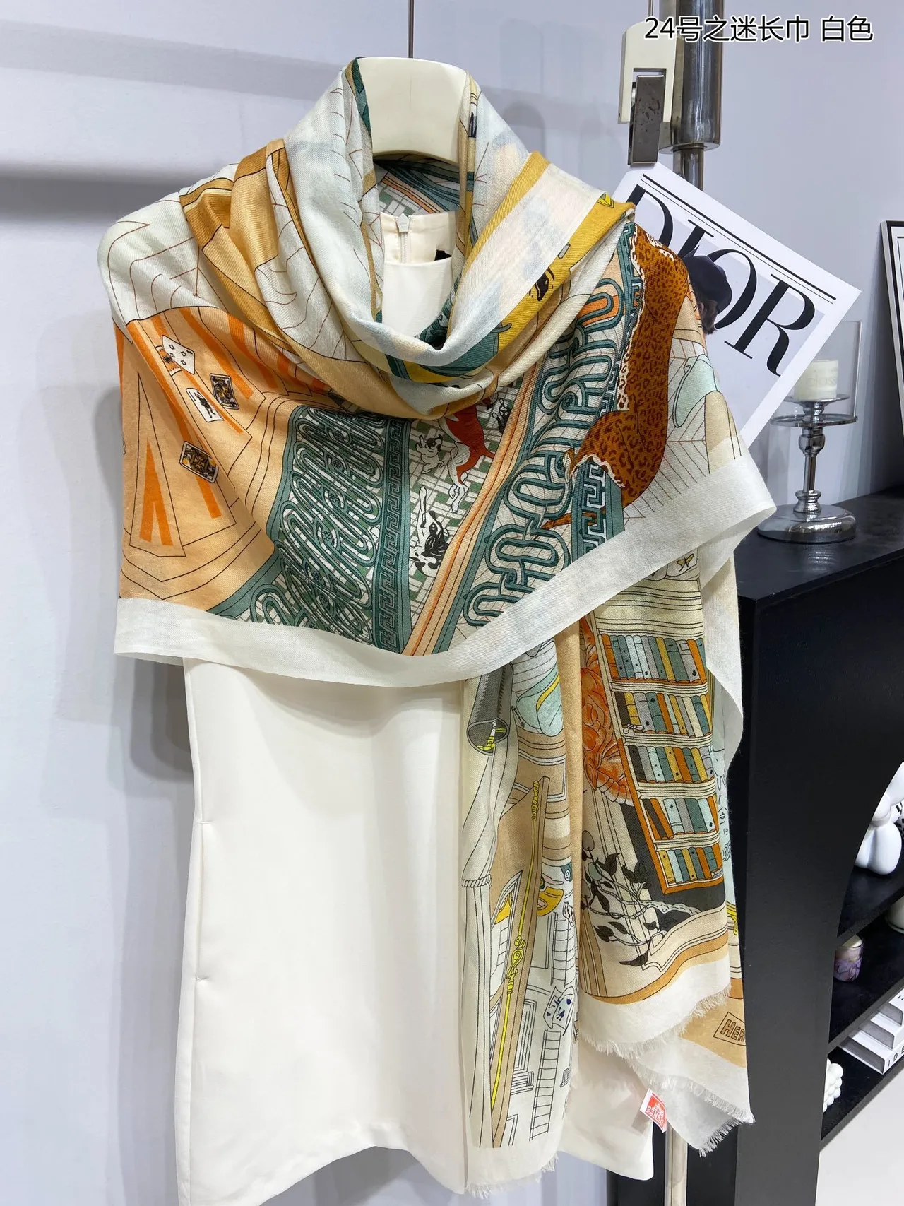 Hermès चित্রিত সাহিত্যিক মোটিফ দাঁতের রঙের সিল্ক শাল 9