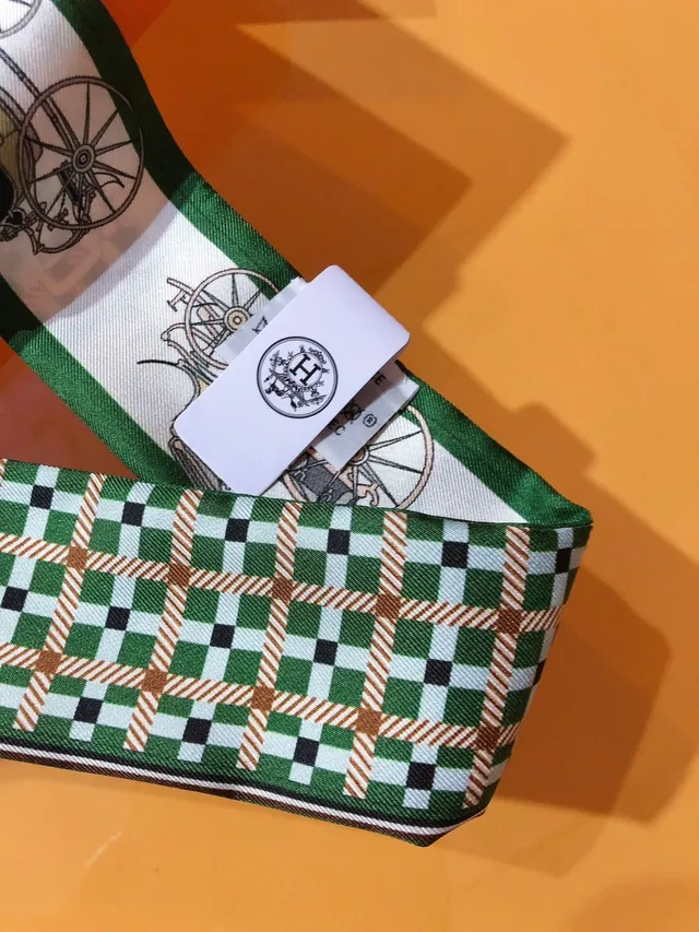 Hermès Les Voitures Nouvelles Twilly écharpe de soie verte imprimée 7