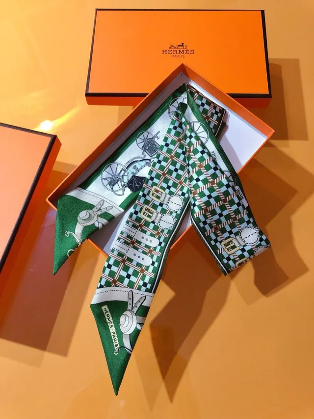 Hermès Les Voitures Nouvelles Twilly écharpe de soie verte imprimée 8