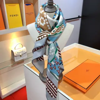Hermès বহুরঙ জ্যোমেট্রিক প্রিন্ট ডাবল-ফেসড সিল্ক স্কার্ফ