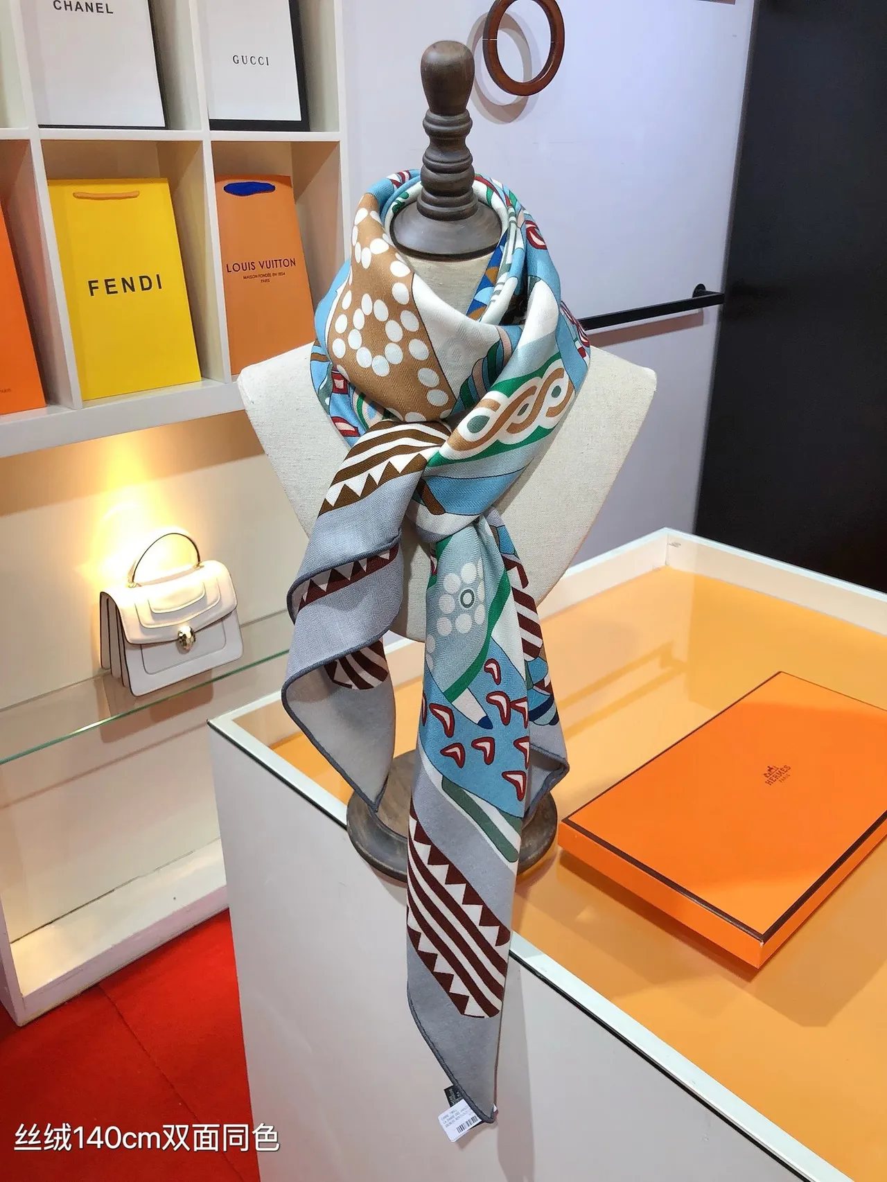 Hermès écharpe de soie à motif géométrique multicolore double face 1