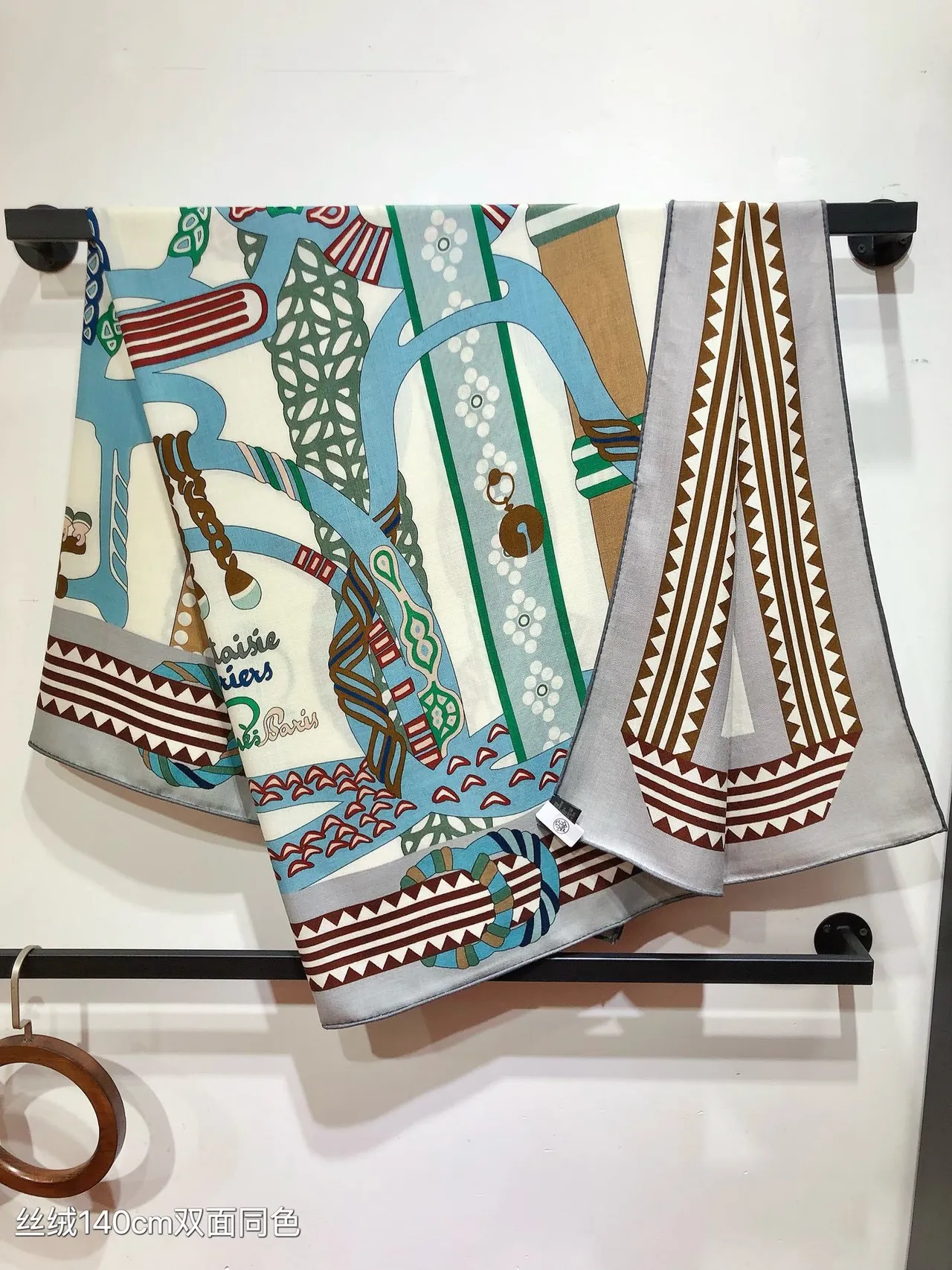 Hermès écharpe de soie à motif géométrique multicolore double face 9