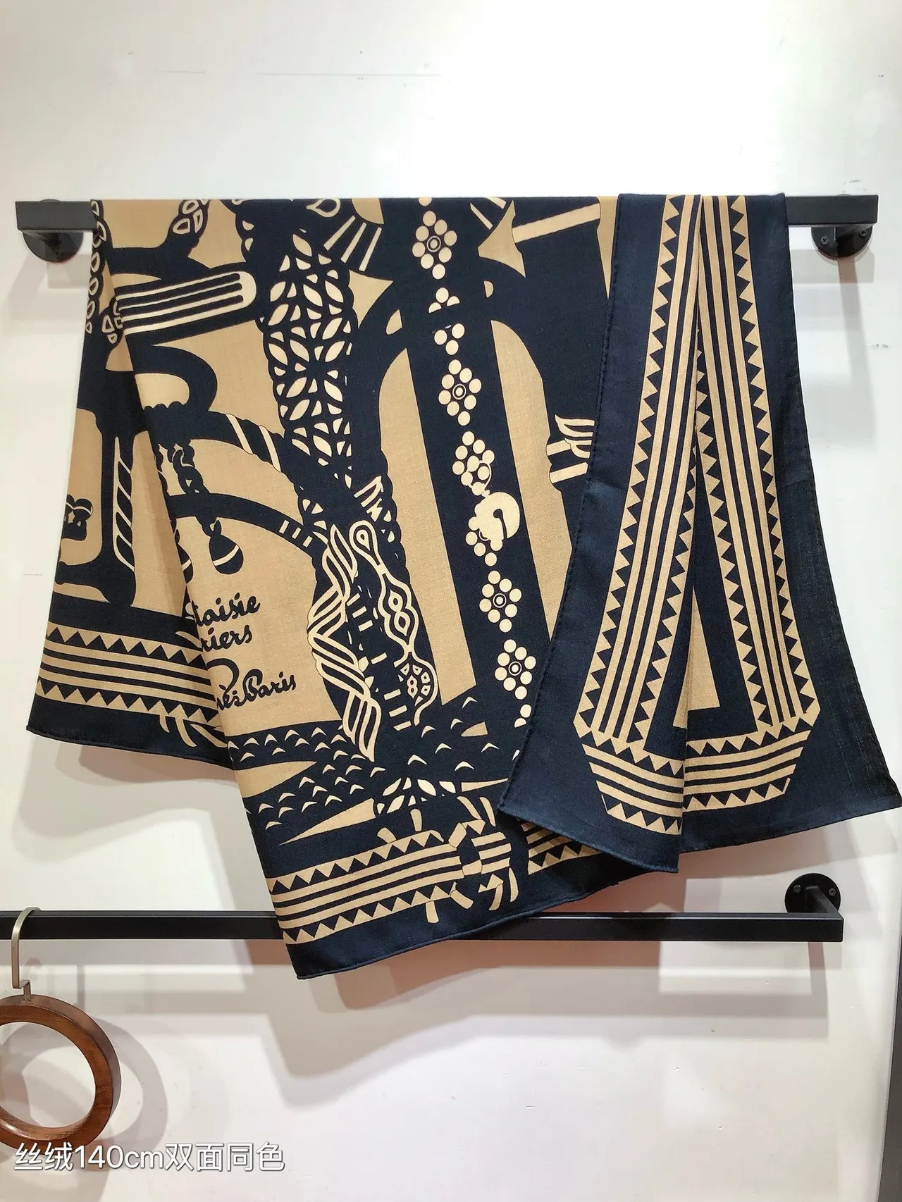 Hermès Écharpe de soie imprimée florale géométrique navy beige 5