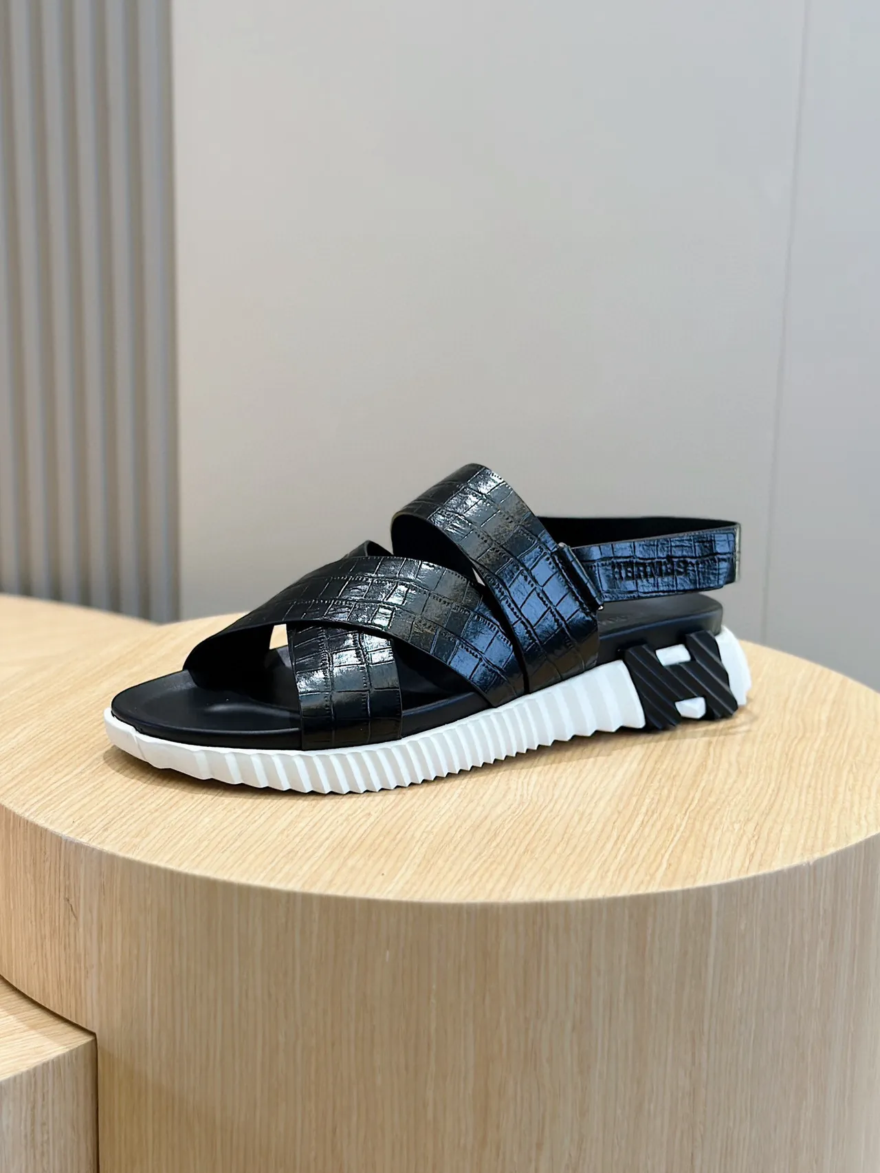 Hermès Oran Black Croc-Embossed Casual Sandals 2