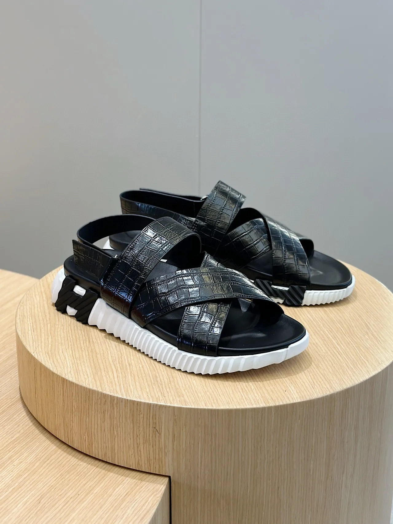 Hermès Oran Black Croc-Embossed Casual Sandals 3