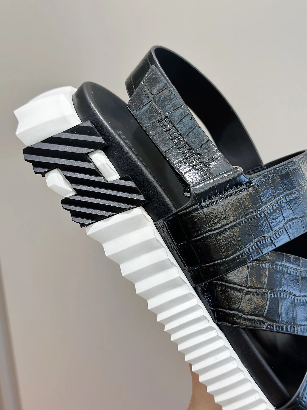 Hermès Oran Black Croc-Embossed Casual Sandals 7