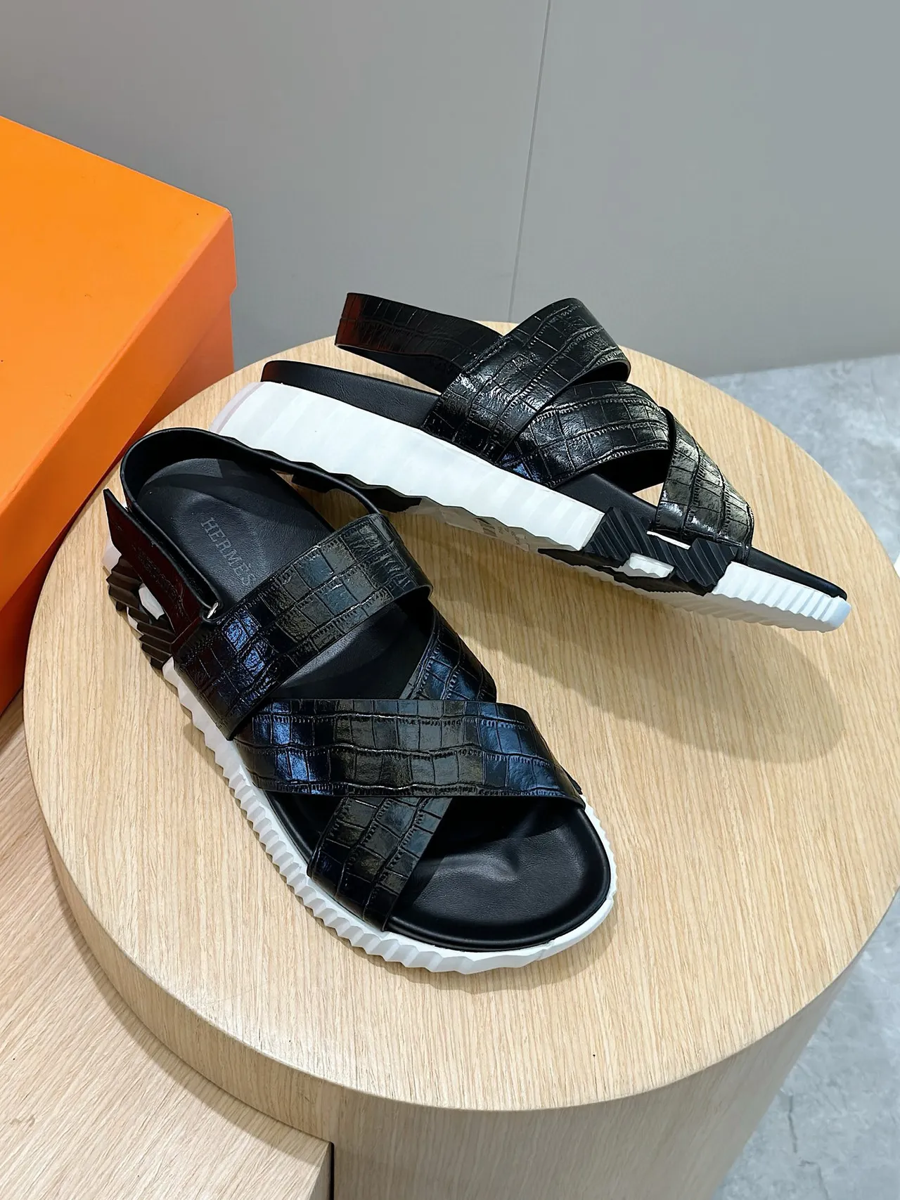 Hermès Oran Black Croc-Embossed Casual Sandals 8