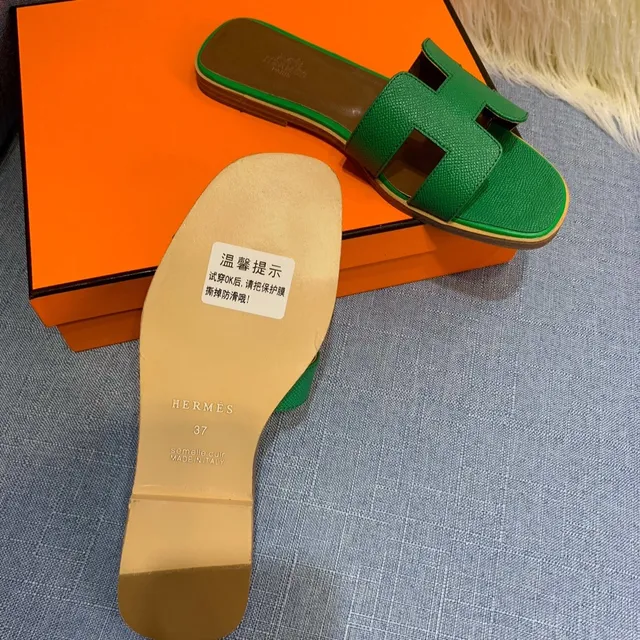 Hermès Oran Vert Jaune Sangle en forme de H Cuir texturé Mules 2