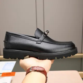 Hermès Oran Loafer Negro Cuero Texturizado Hebilla Horsebit Suela Lug Loafer
