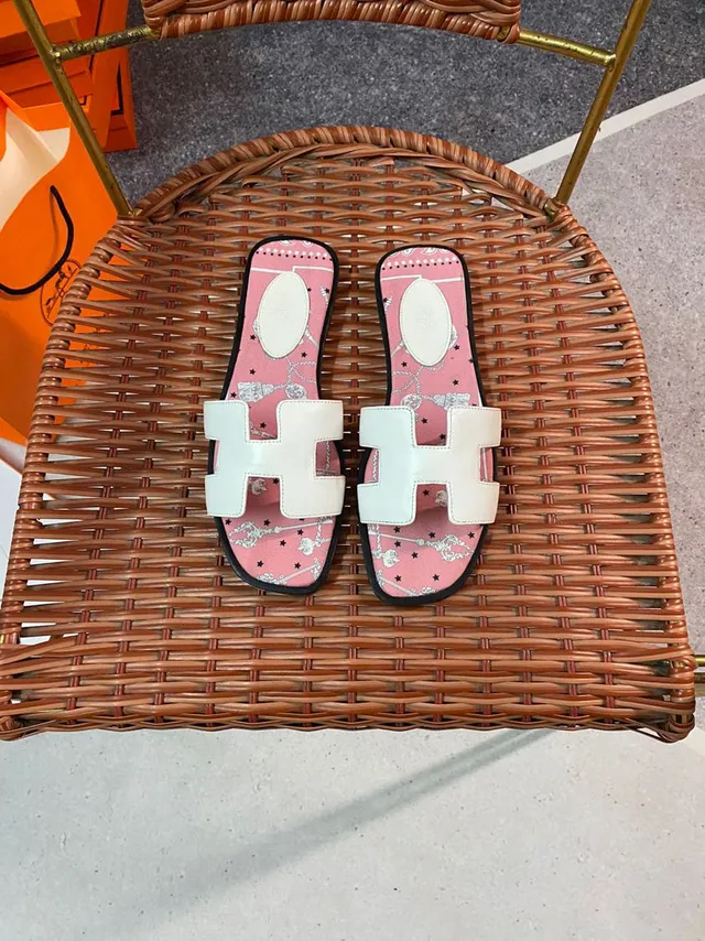 Hermès Oran Slide sandales casuales en tissu imprimé rose 3