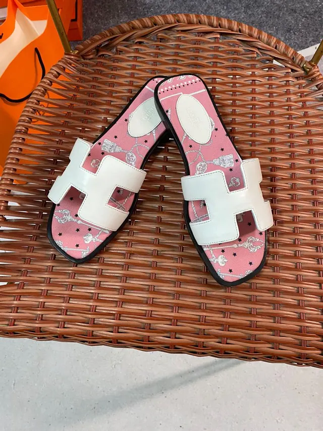 Hermès Oran Slide sandales casuales en tissu imprimé rose 5