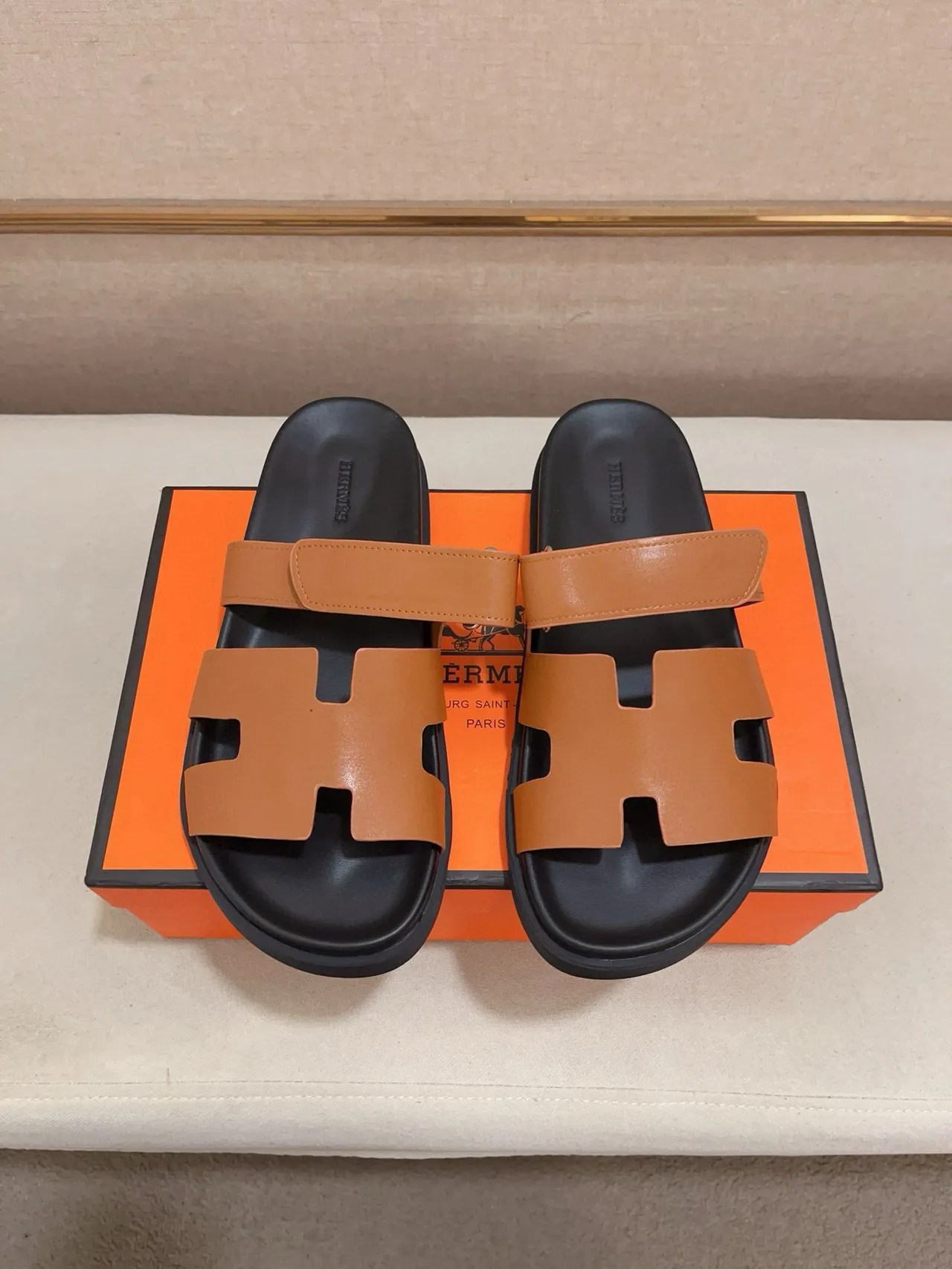 Hermès Oran sandales casual en cuir marron et caoutchouc noir 8