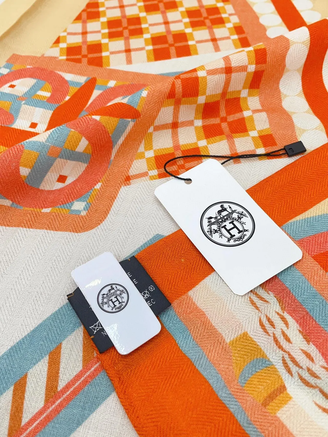 Hermès Orange Multicolore Imprimé Géométrique Motif Carreaux Écharpe en Soie 1