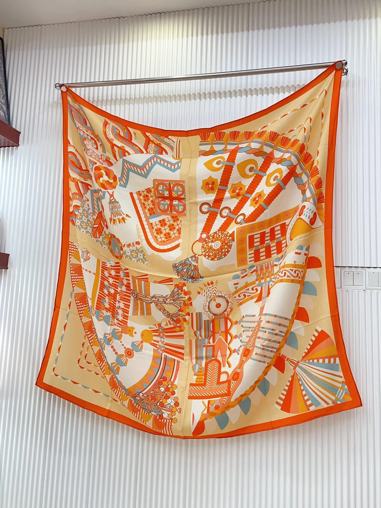 Hermès Orange Multicolore Imprimé Géométrique Motif Carreaux Écharpe en Soie 6