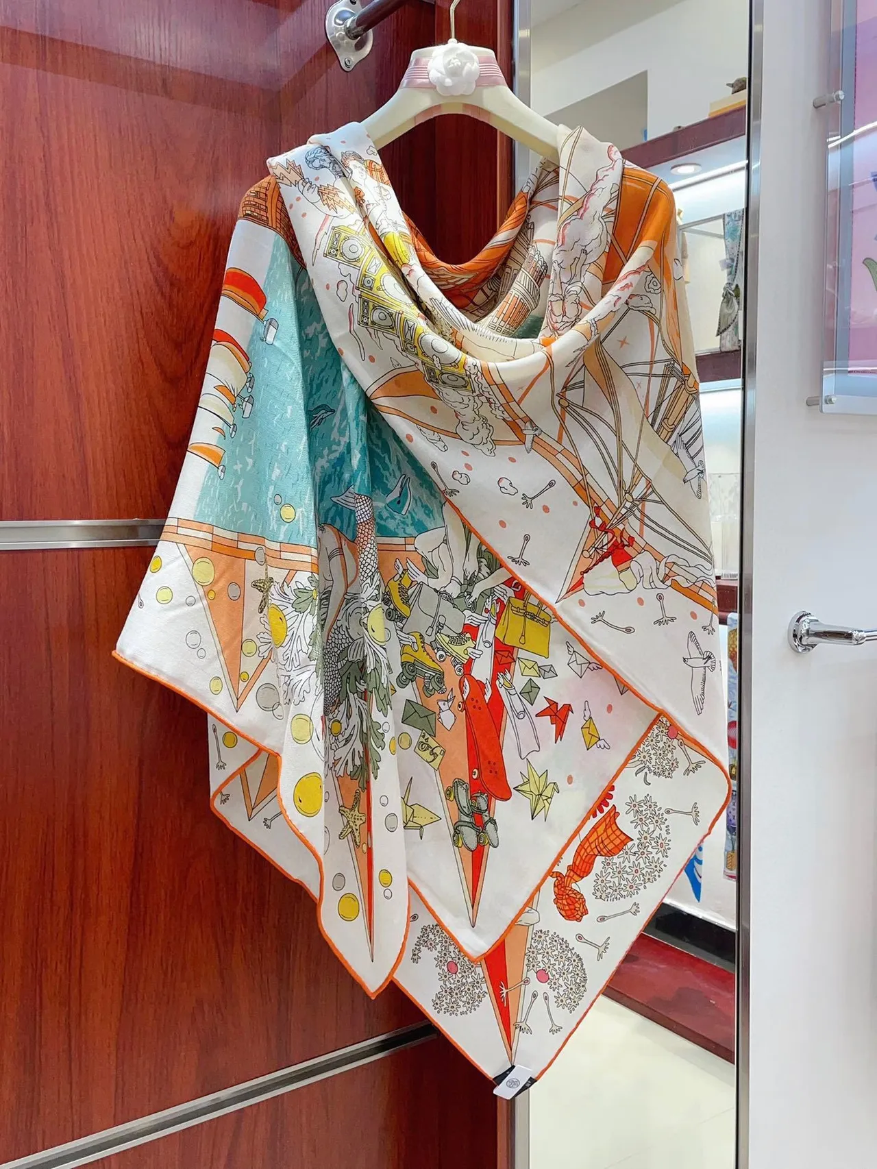 Hermès foulard de soie beige à motif abstrait imprimé 8