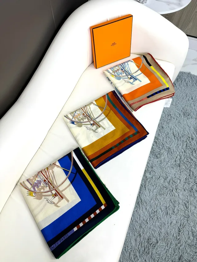 Hermès Voitures Bege Multicolor Gráfico Emblema Impressão Borda Geométrica Cachecol de seda 5