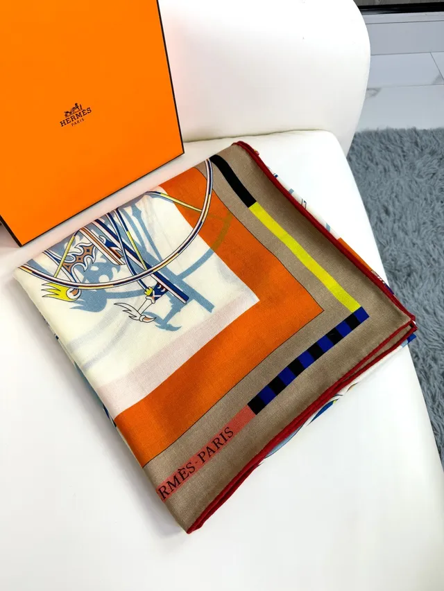 Hermès Voitures Bege Multicolor Gráfico Emblema Impressão Borda Geométrica Cachecol de seda 6