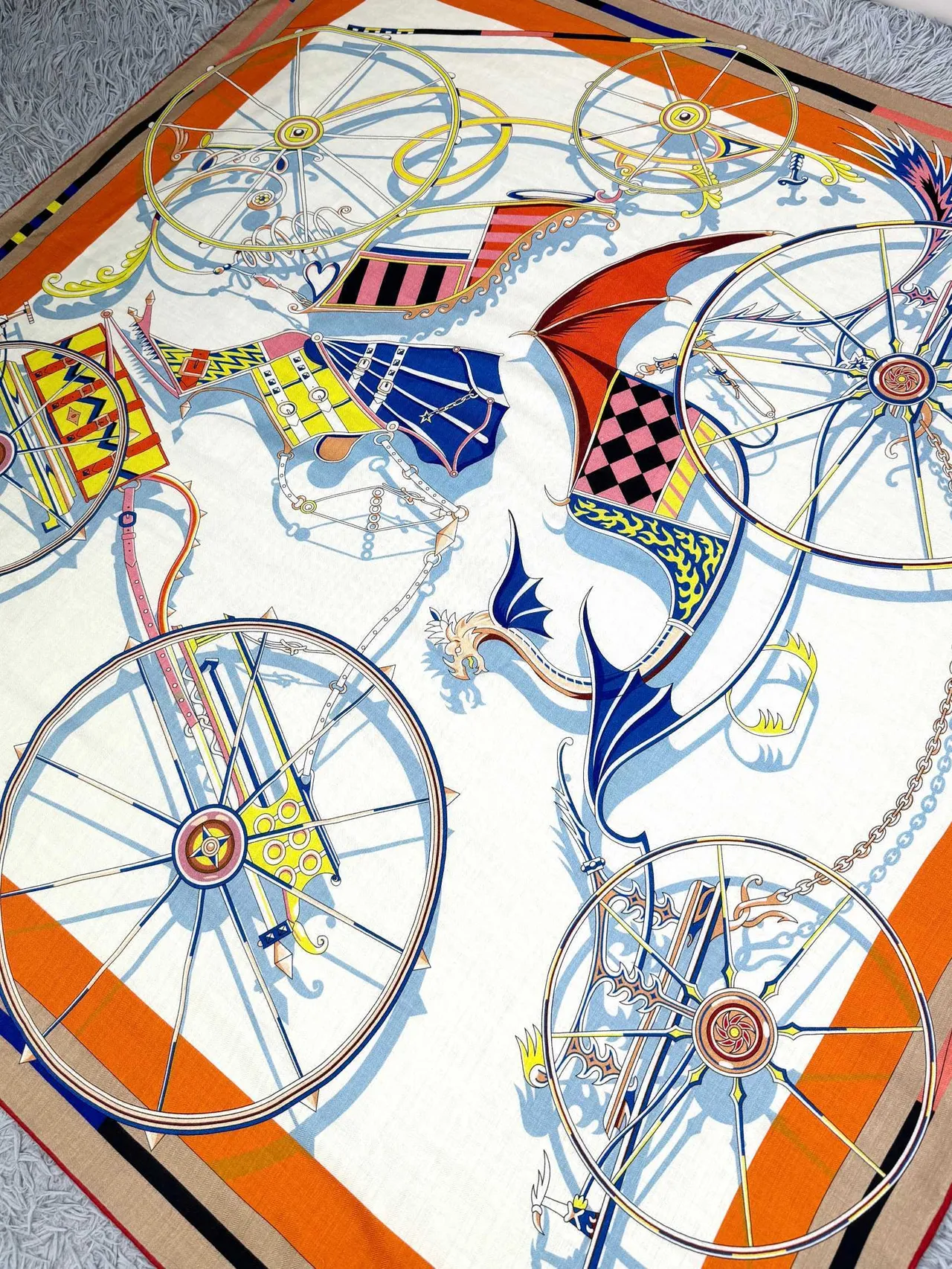 Hermès Voitures Bege Multicolor Gráfico Emblema Impressão Borda Geométrica Cachecol de seda 8