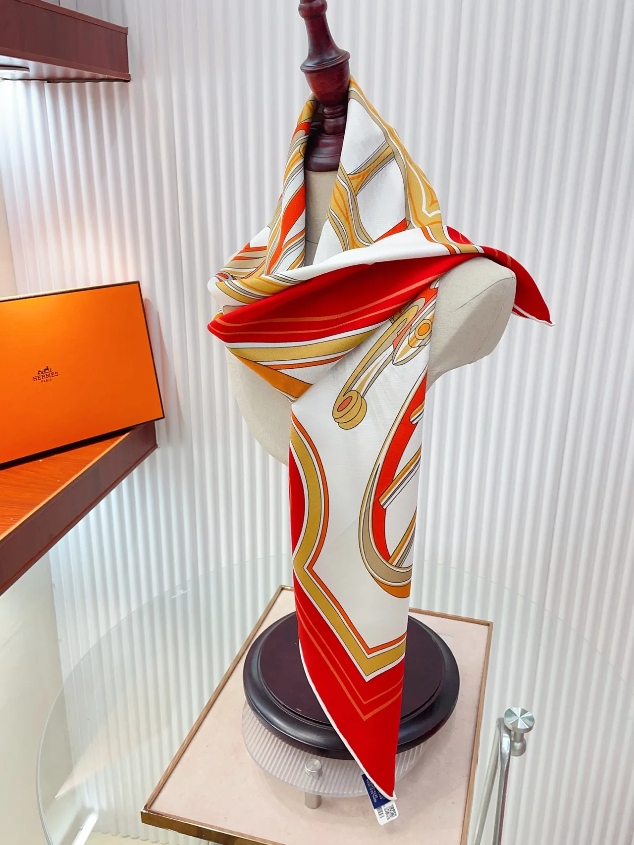 Hermès Wheel Rouge Or Ourlet Replié à la Main Motif de Carrosse Imprimé Écharpe de Soie 3