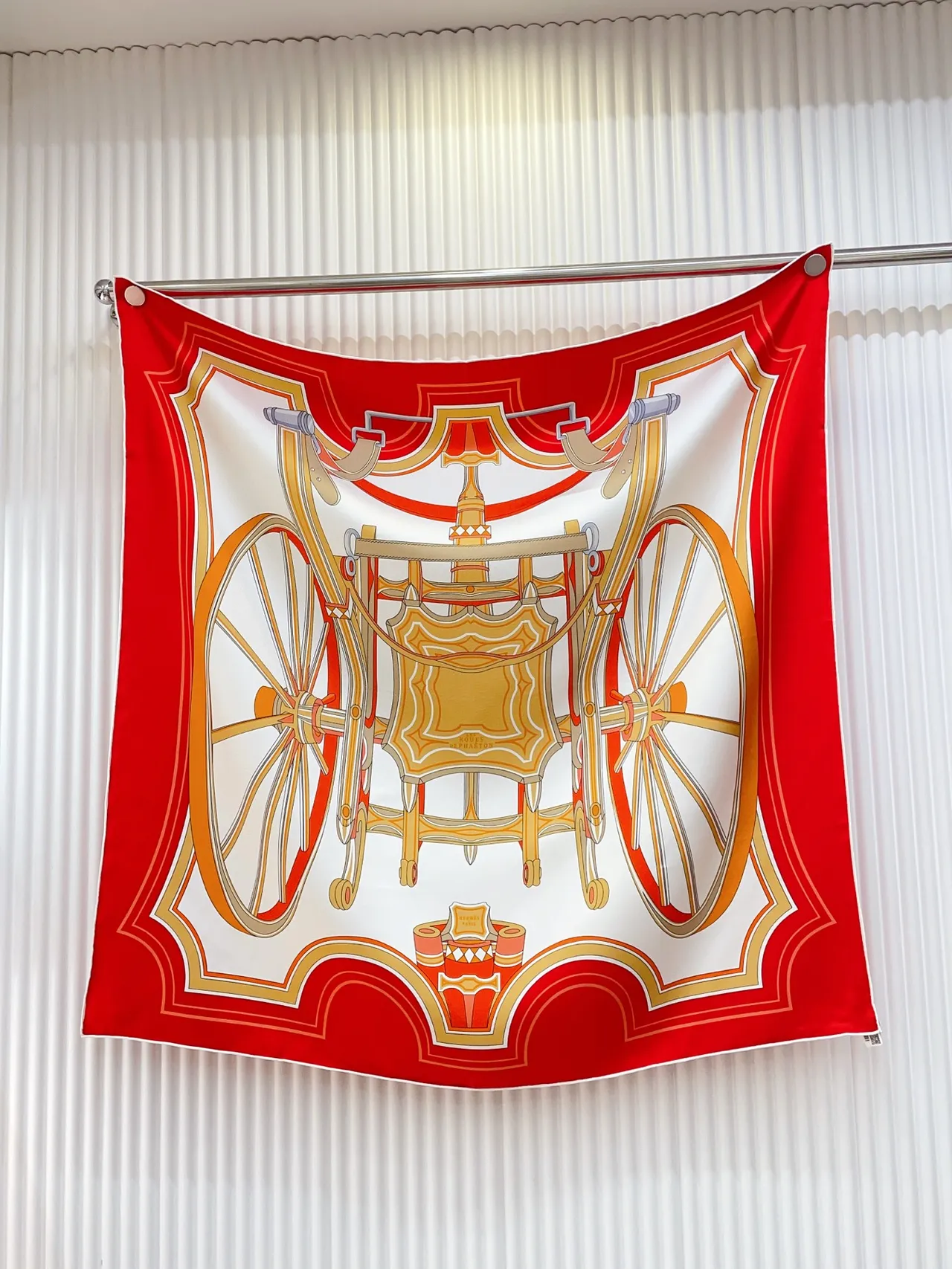 Hermès Wheel Rouge Or Ourlet Replié à la Main Motif de Carrosse Imprimé Écharpe de Soie 4