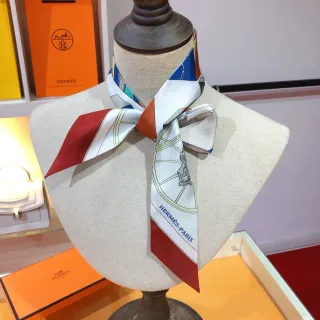 Hermès Bufanda de seda blanca multicolor impresa con borde geométrico