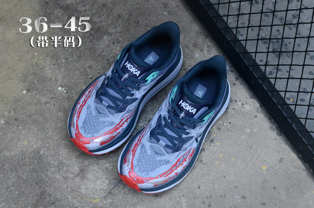 Hoka Gris Rouge Camo-Print Malla d'Ingénierie Superposition Graphique Bold Chaussures de course 4