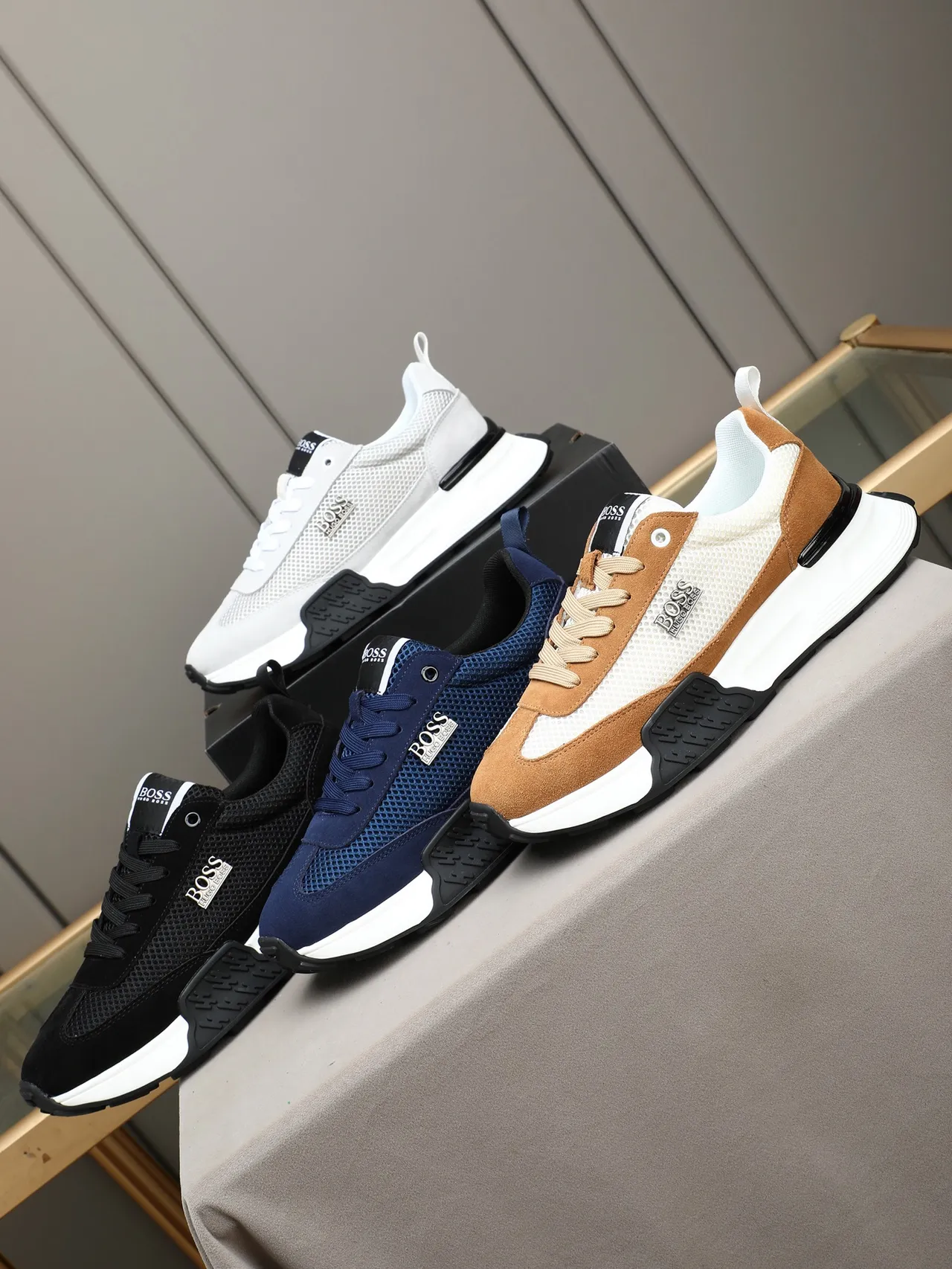 Hugo Boss Chaussures beige et marron en mesh et suede avec construction de panneaux et midsole sculpté en blanc 2