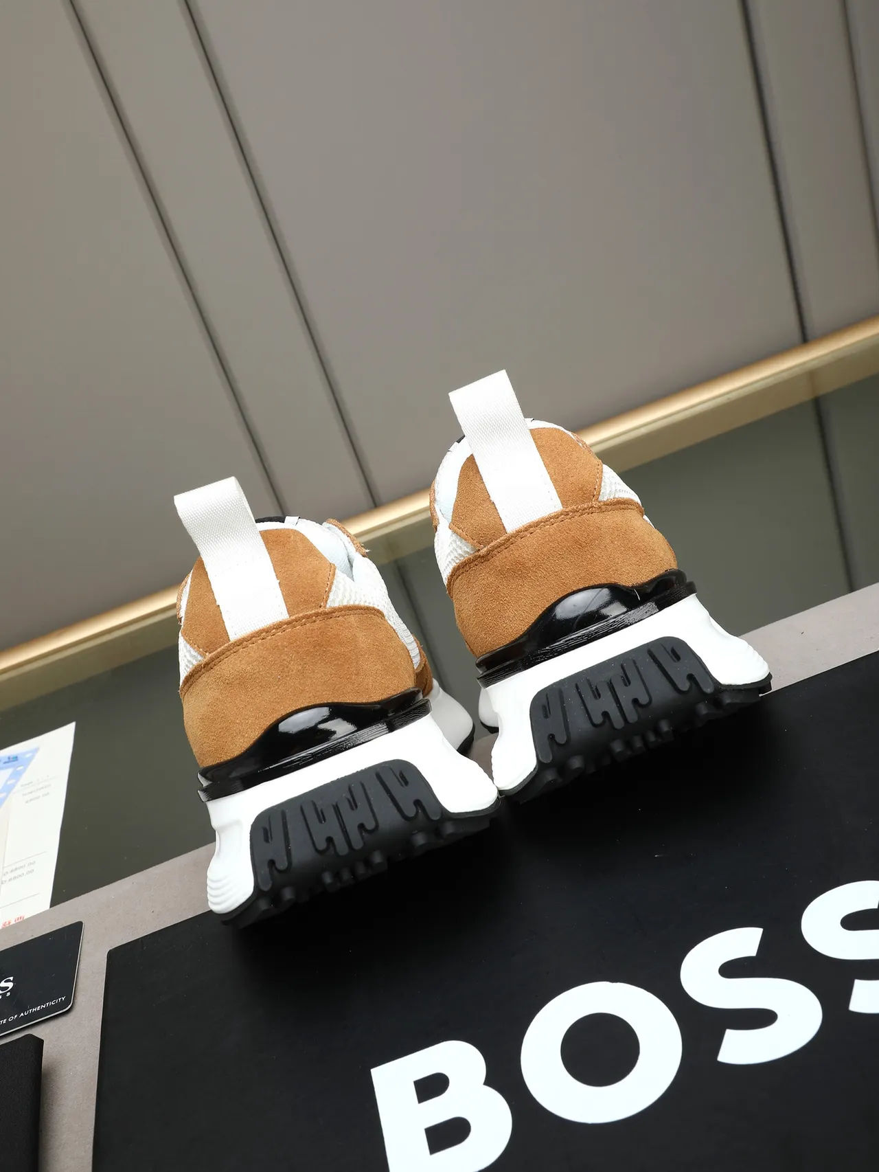 Hugo Boss Chaussures beige et marron en mesh et suede avec construction de panneaux et midsole sculpté en blanc 4