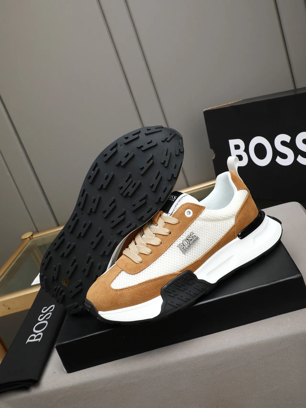 Hugo Boss Chaussures beige et marron en mesh et suede avec construction de panneaux et midsole sculpté en blanc 5