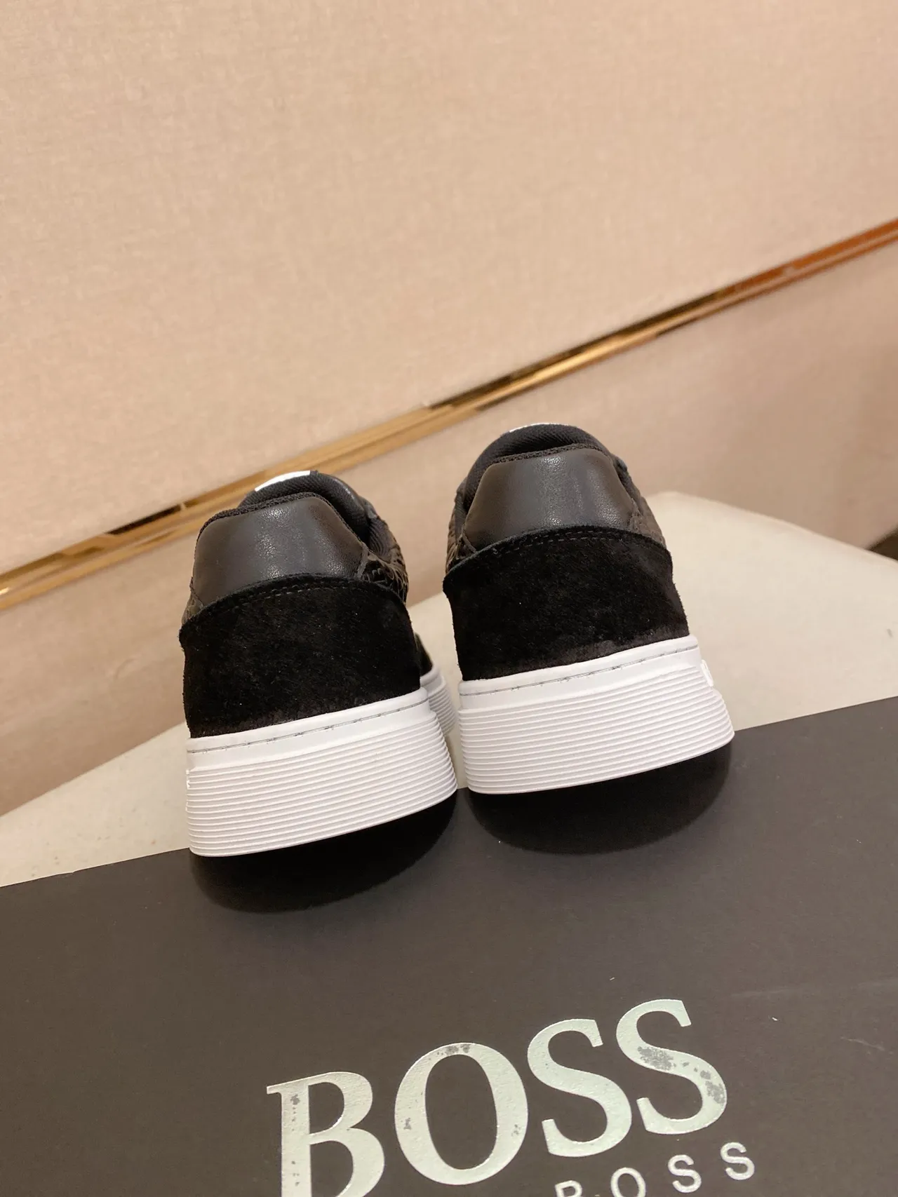 Hugo Boss Chaussures Lifestyle Noires et Blanches avec Logo Embossé en daim sur la tige au niveau de l'orteil et du talon 3