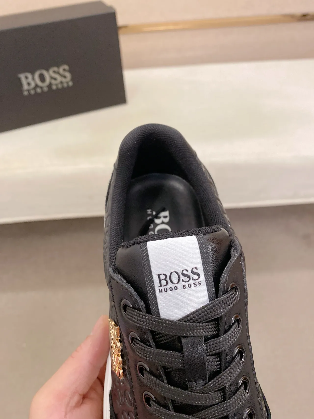 Hugo Boss Chaussures Lifestyle Noires et Blanches avec Logo Embossé en daim sur la tige au niveau de l'orteil et du talon 4