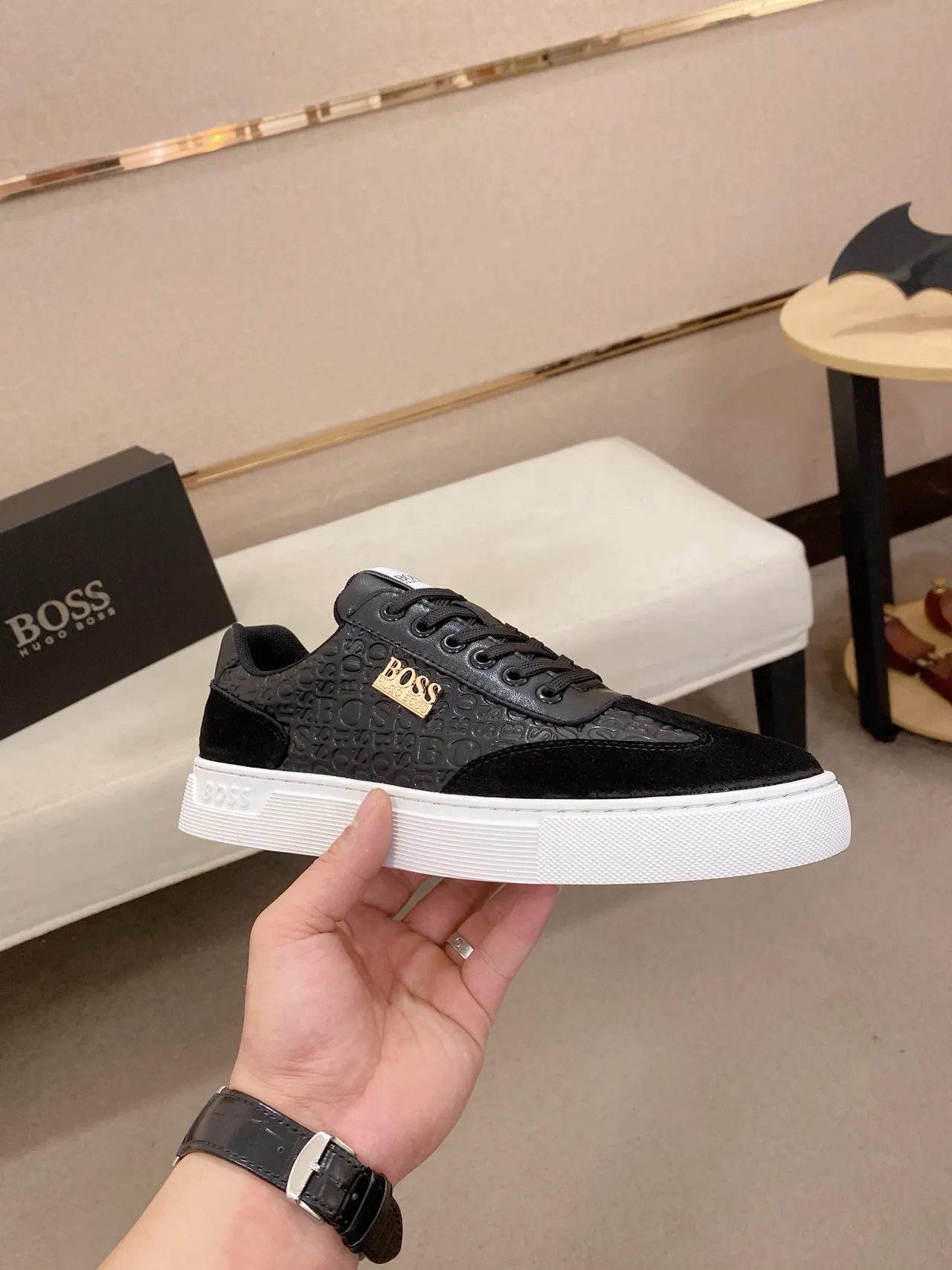 Hugo Boss Chaussures Lifestyle Noires et Blanches avec Logo Embossé en daim sur la tige au niveau de l'orteil et du talon 5