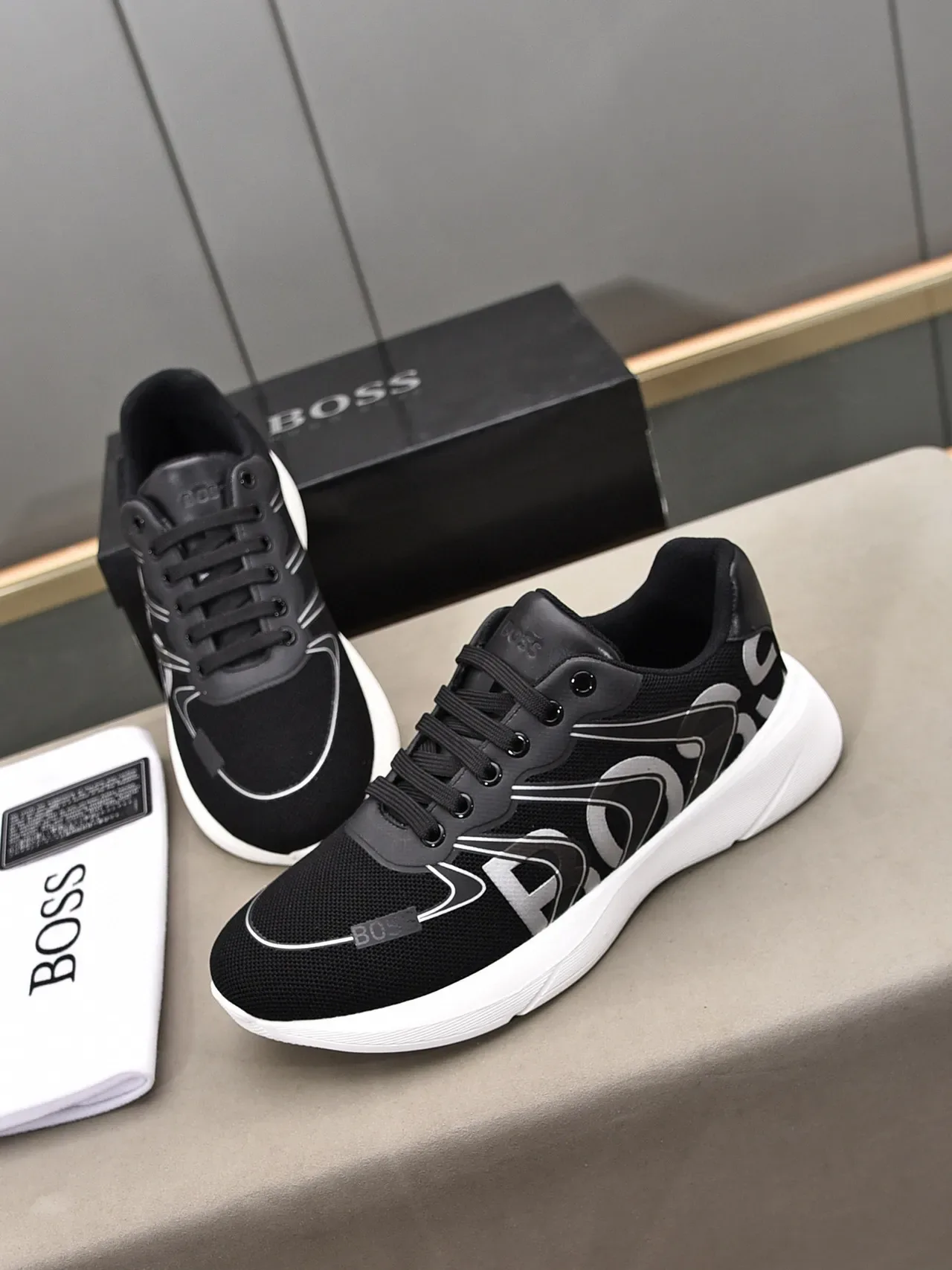 Hugo Boss Logo Graphique Noir et Blanc Chaussures Lifestyle 2