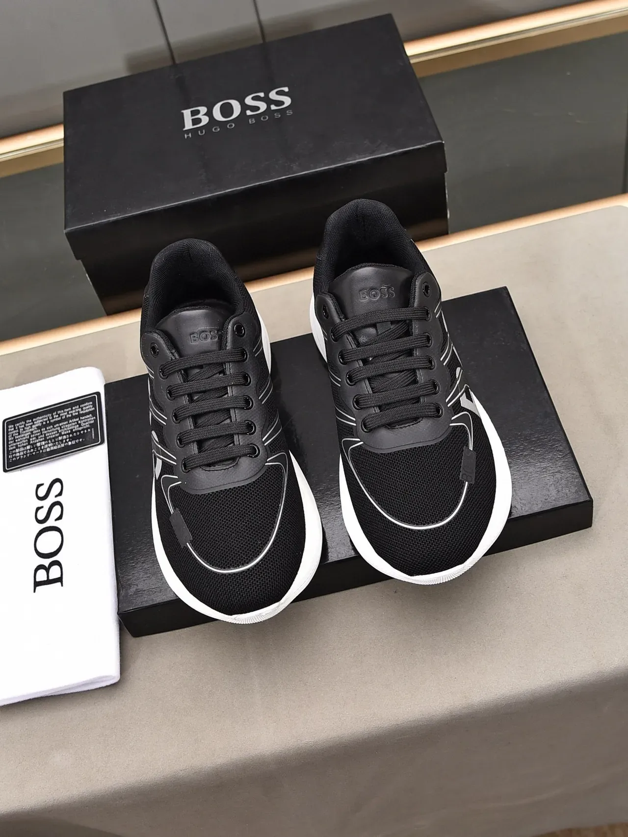 Hugo Boss Logo Graphique Noir et Blanc Chaussures Lifestyle 3