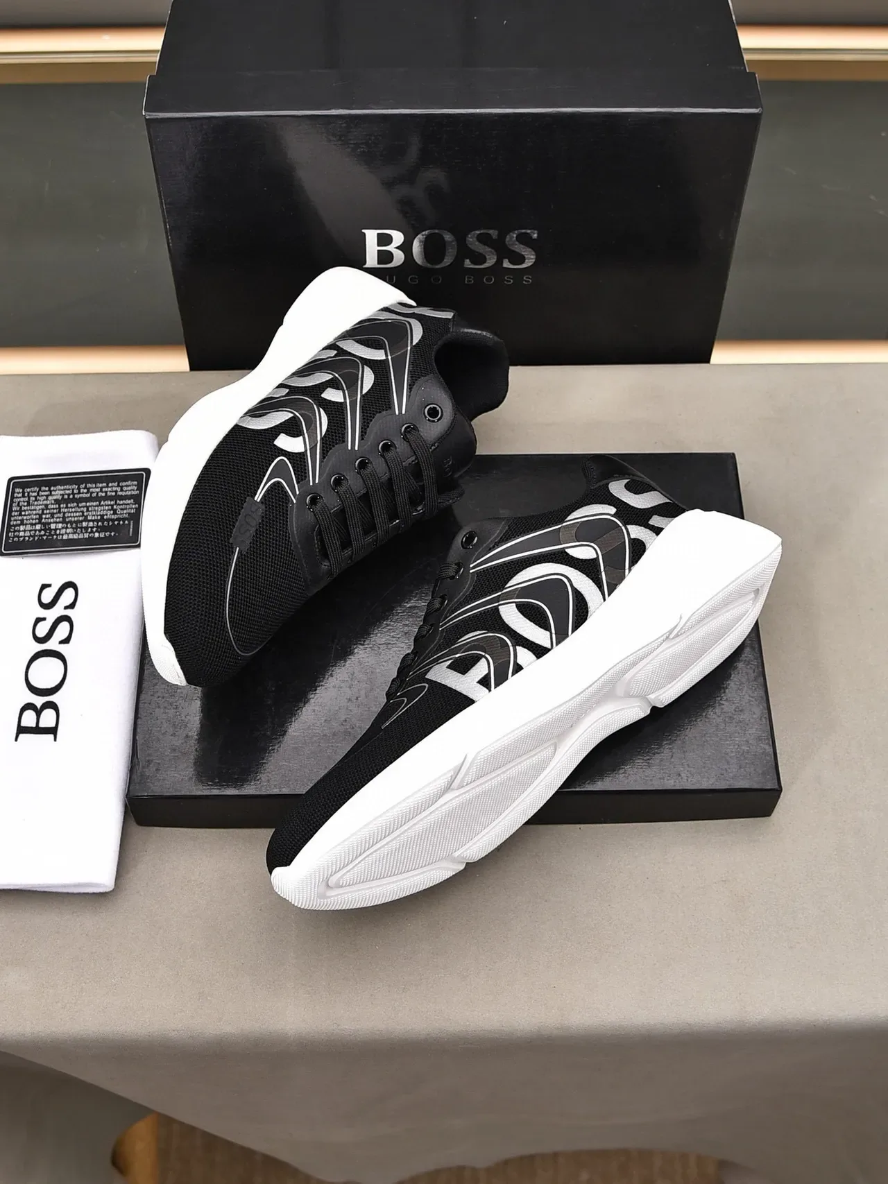 Hugo Boss Logo Graphique Noir et Blanc Chaussures Lifestyle 4