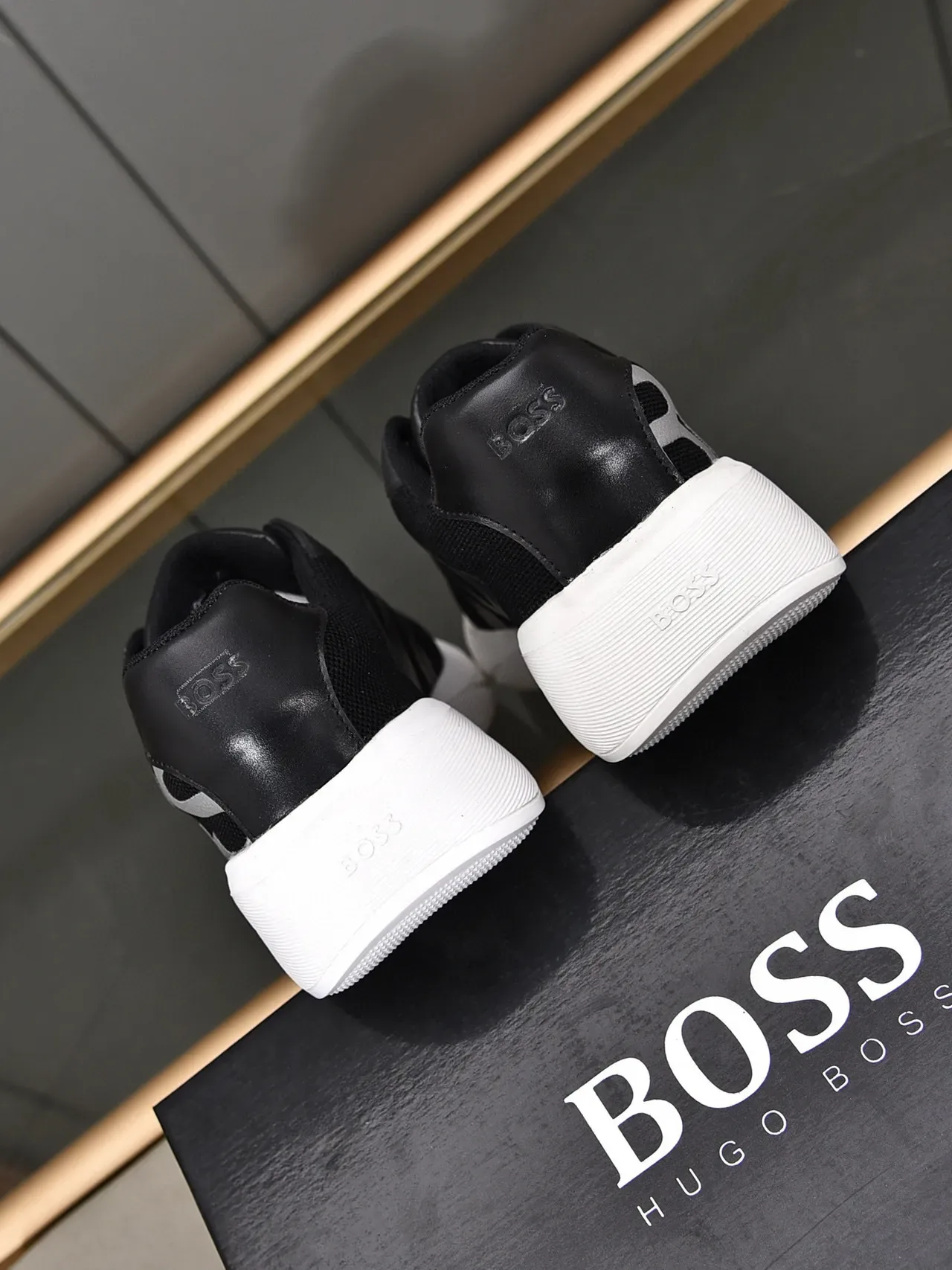 Hugo Boss Logo Graphique Noir et Blanc Chaussures Lifestyle 5