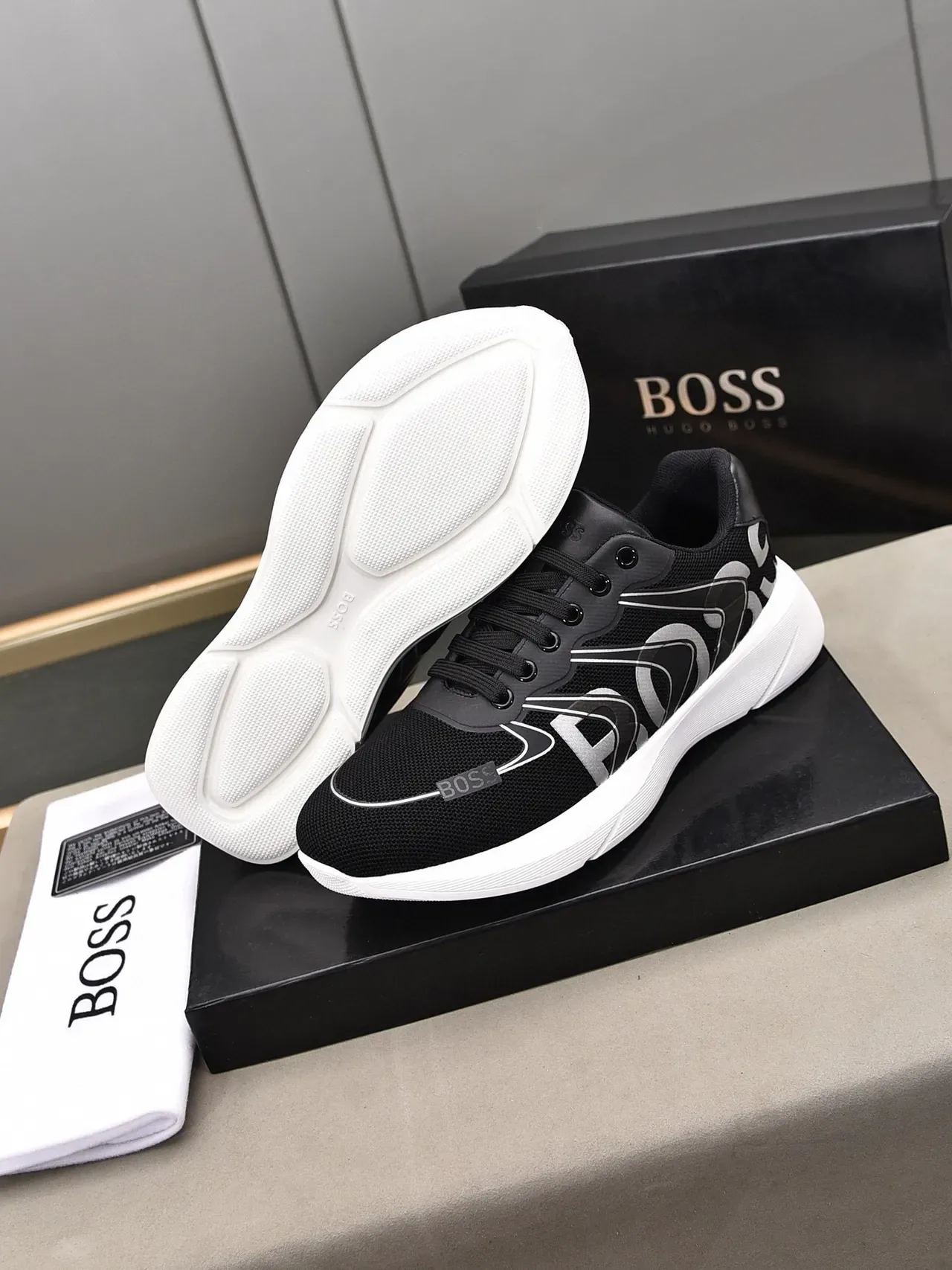 Hugo Boss Logo Graphique Noir et Blanc Chaussures Lifestyle 7