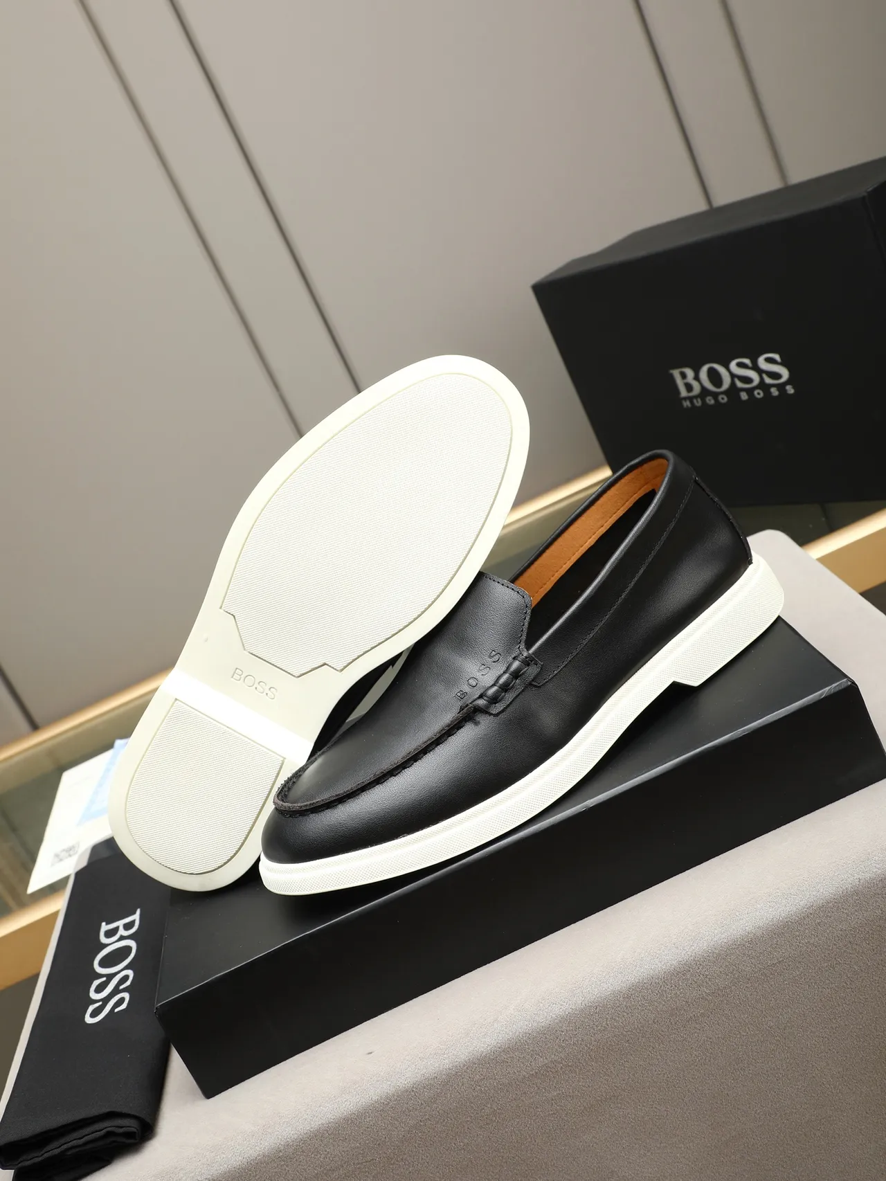 Hugo Boss Mocassim Preto Branco Couro Sola de Borracha 4