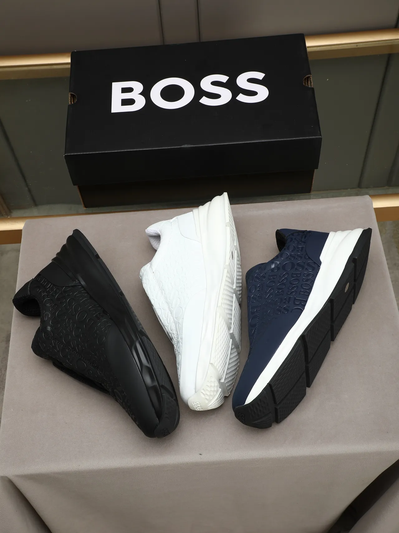 Hugo Boss Tênis Lifestyle Branco com Logo Embossado e Slip-On 2