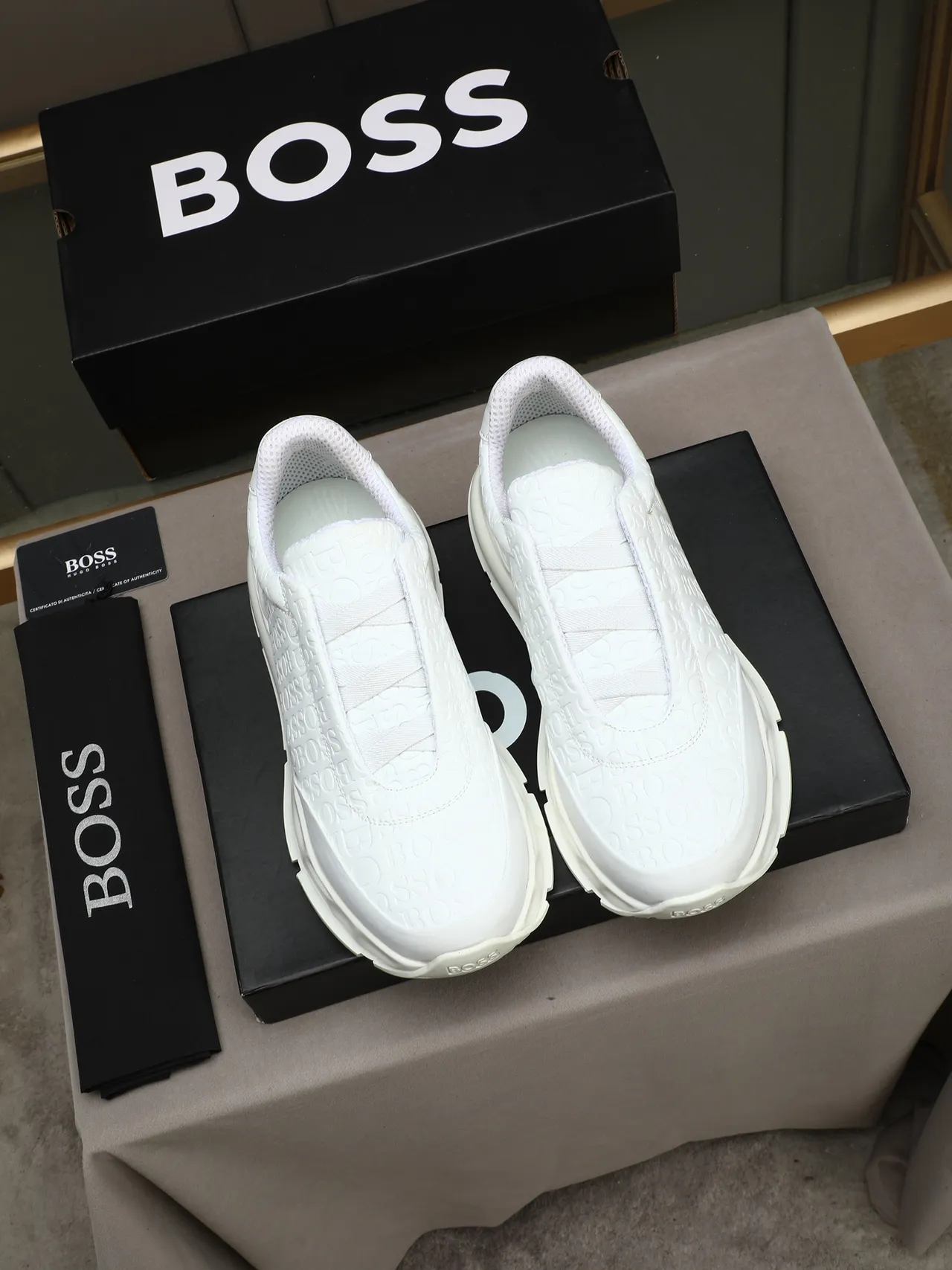 Hugo Boss Tênis Lifestyle Branco com Logo Embossado e Slip-On 3