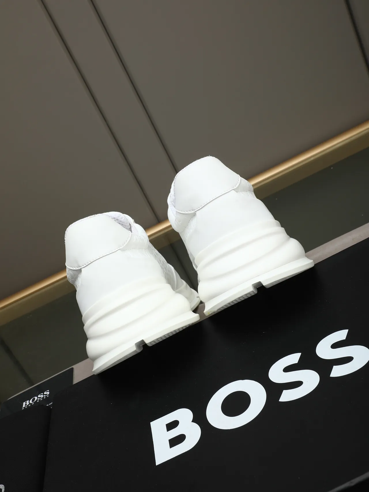 Hugo Boss Tênis Lifestyle Branco com Logo Embossado e Slip-On 4