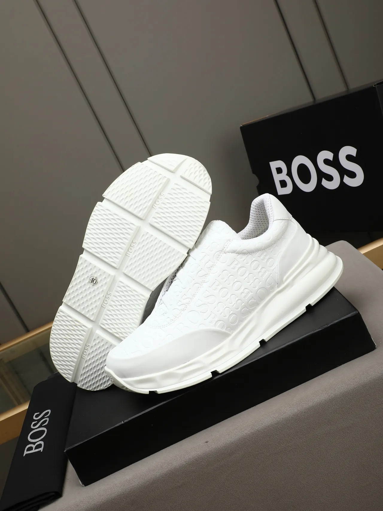 Hugo Boss Tênis Lifestyle Branco com Logo Embossado e Slip-On 5