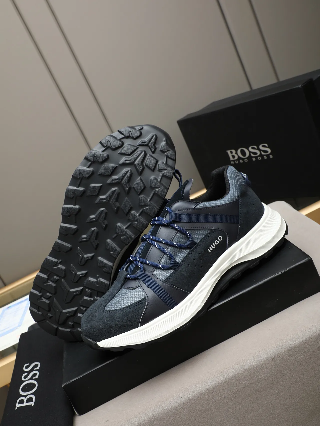 Hugo Navy et Charcoal Sneakers Lifestyle 4