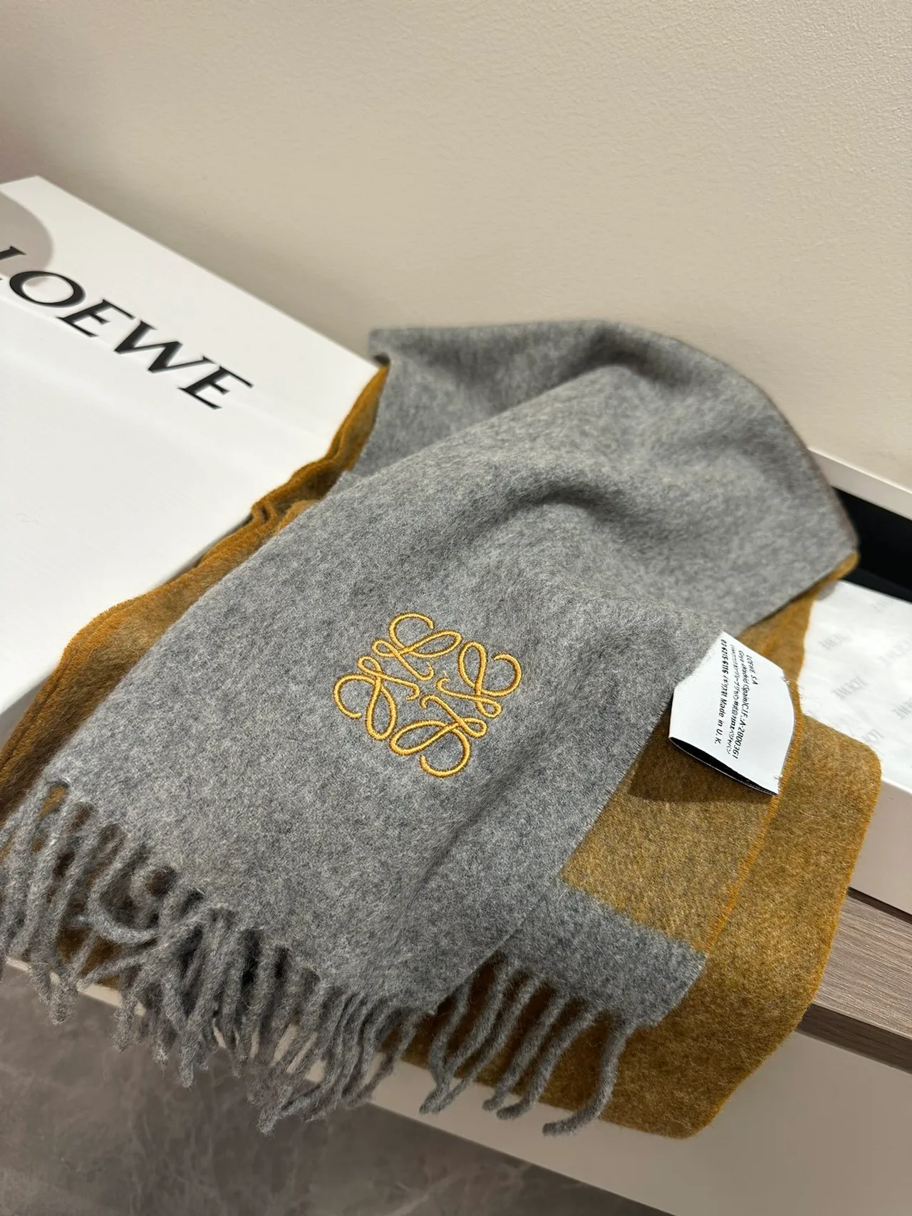 Loeve Anagram écharpe moutarde et gris cachemire 7