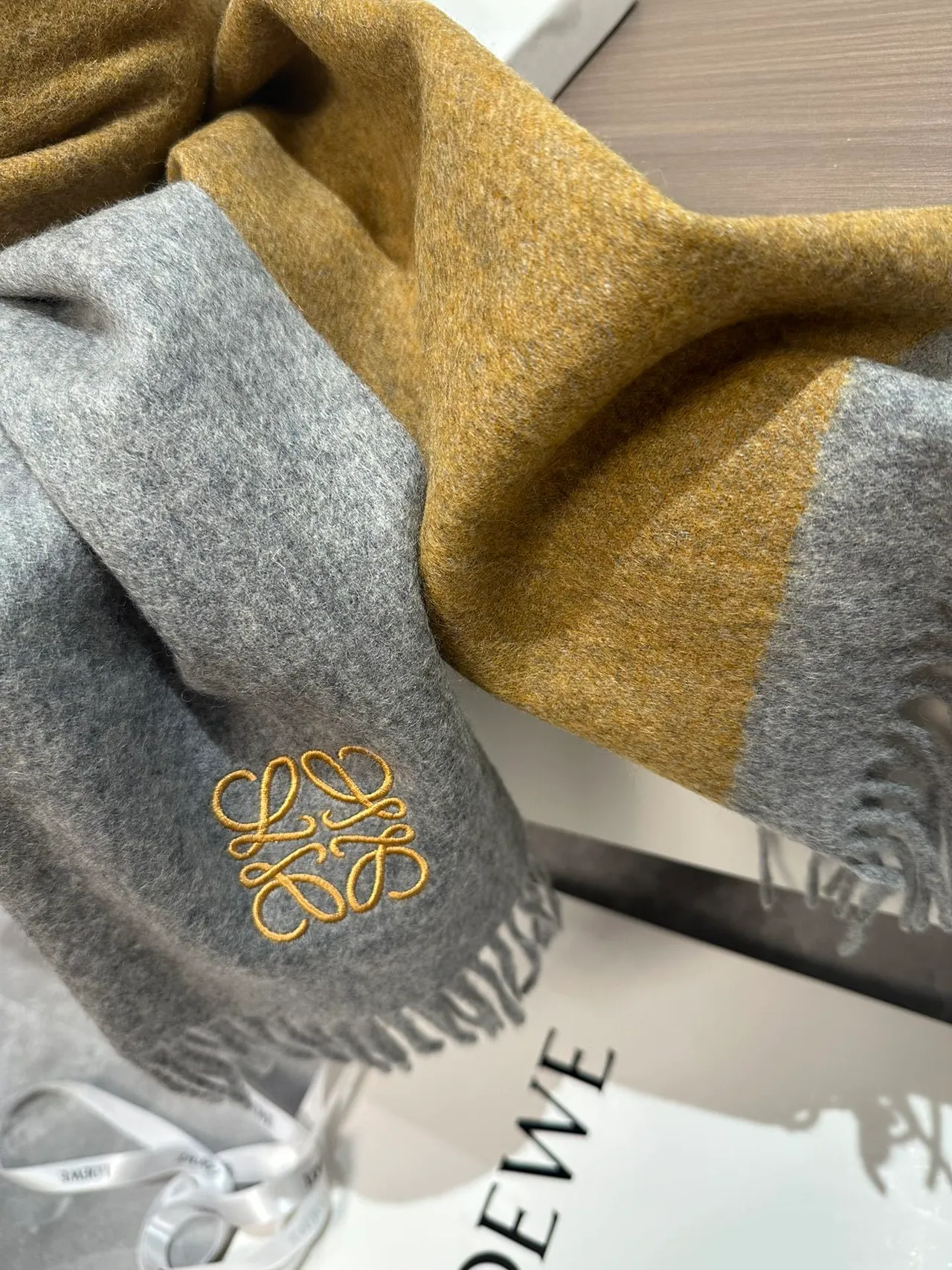 Loeve Anagram écharpe moutarde et gris cachemire 9
