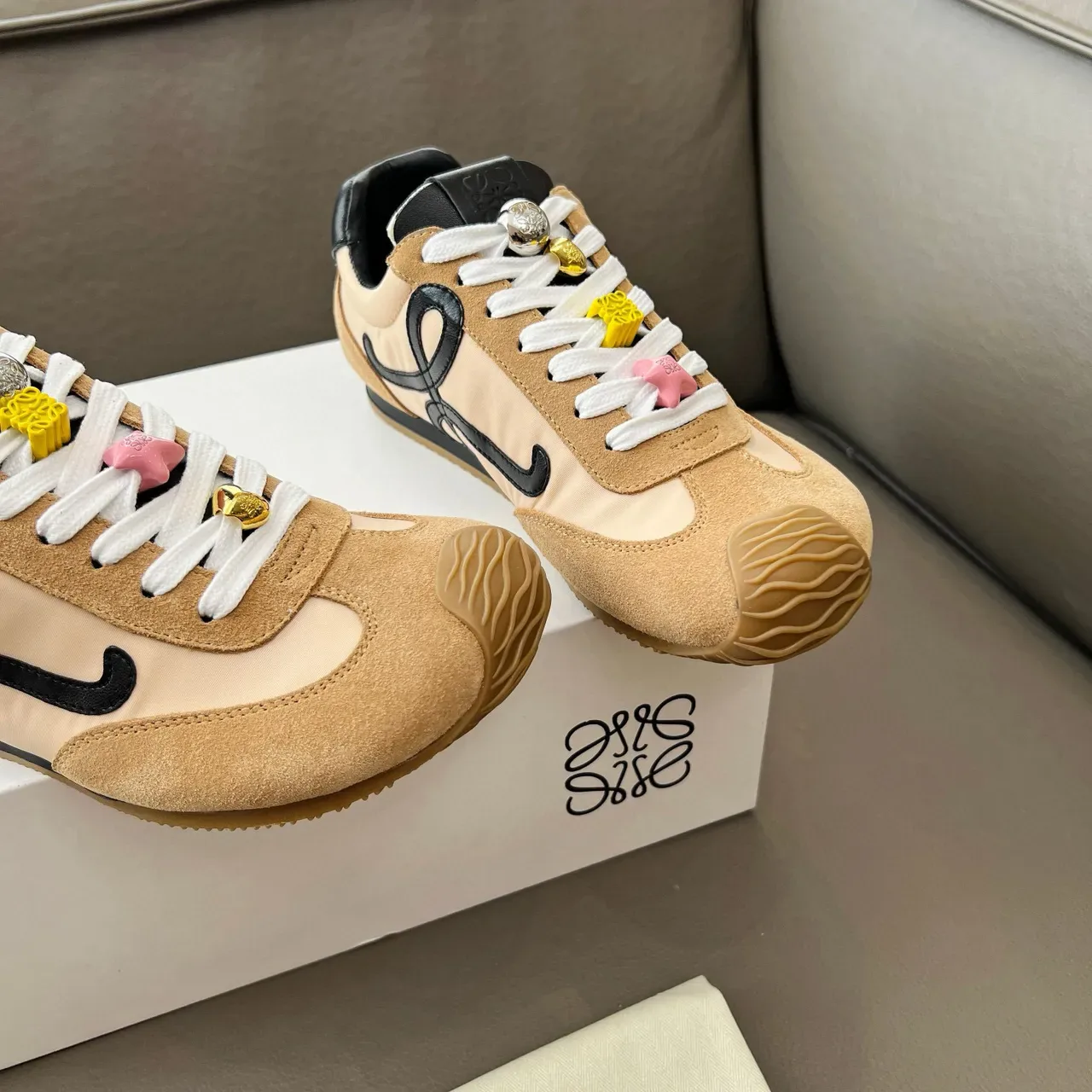 Loewe Flow Runner Beige Black Anagram Logo Sneakers style de vie 3