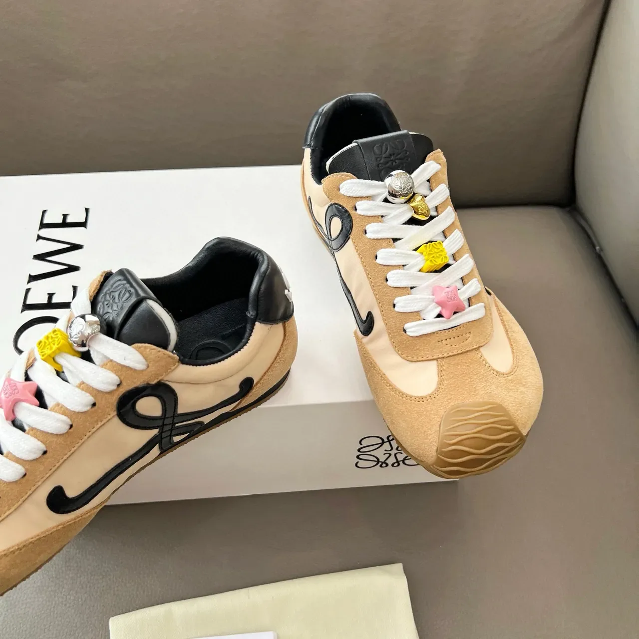 Loewe Flow Runner Beige Black Anagram Logo Sneakers style de vie 7